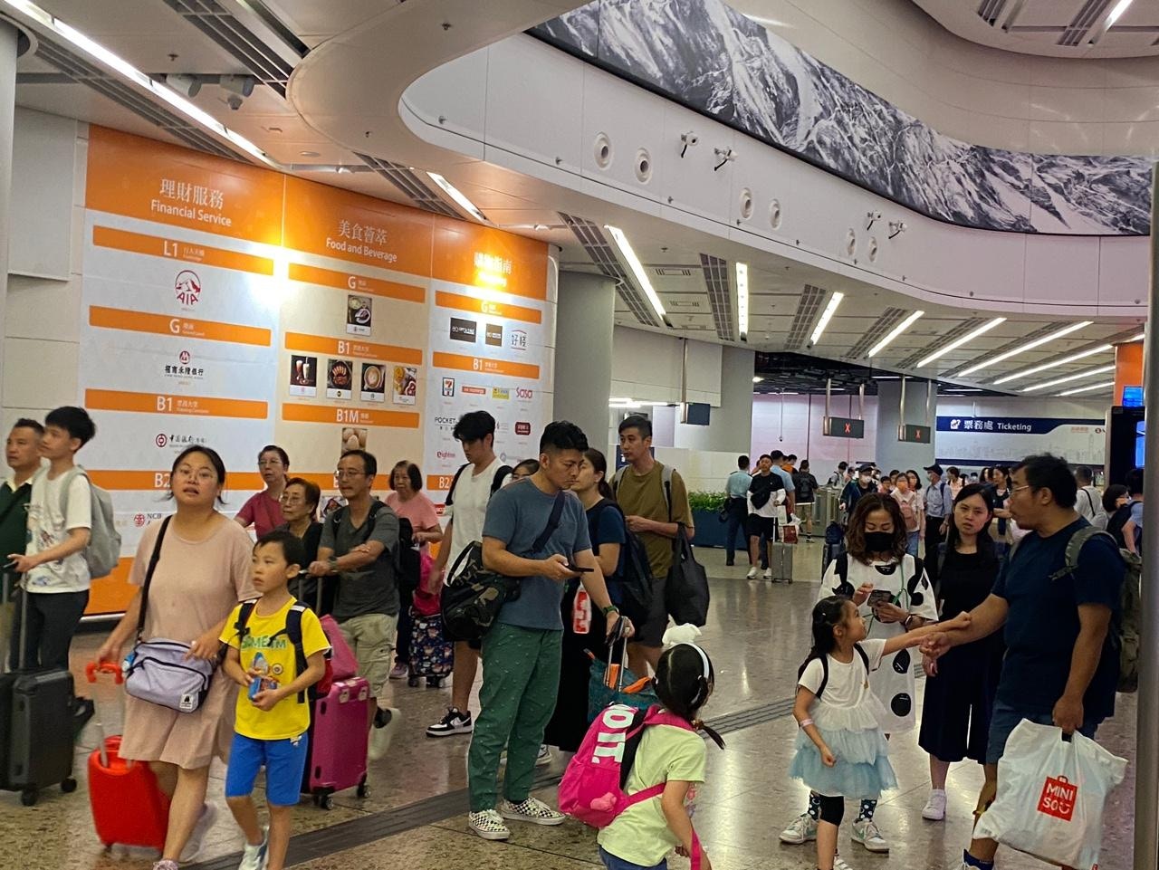 今（1日）是三日假期的最后一天，不少港人选择在今天回港，记者约5时许到达西九龙高铁站，回港人潮不断。（黄梓霖摄）