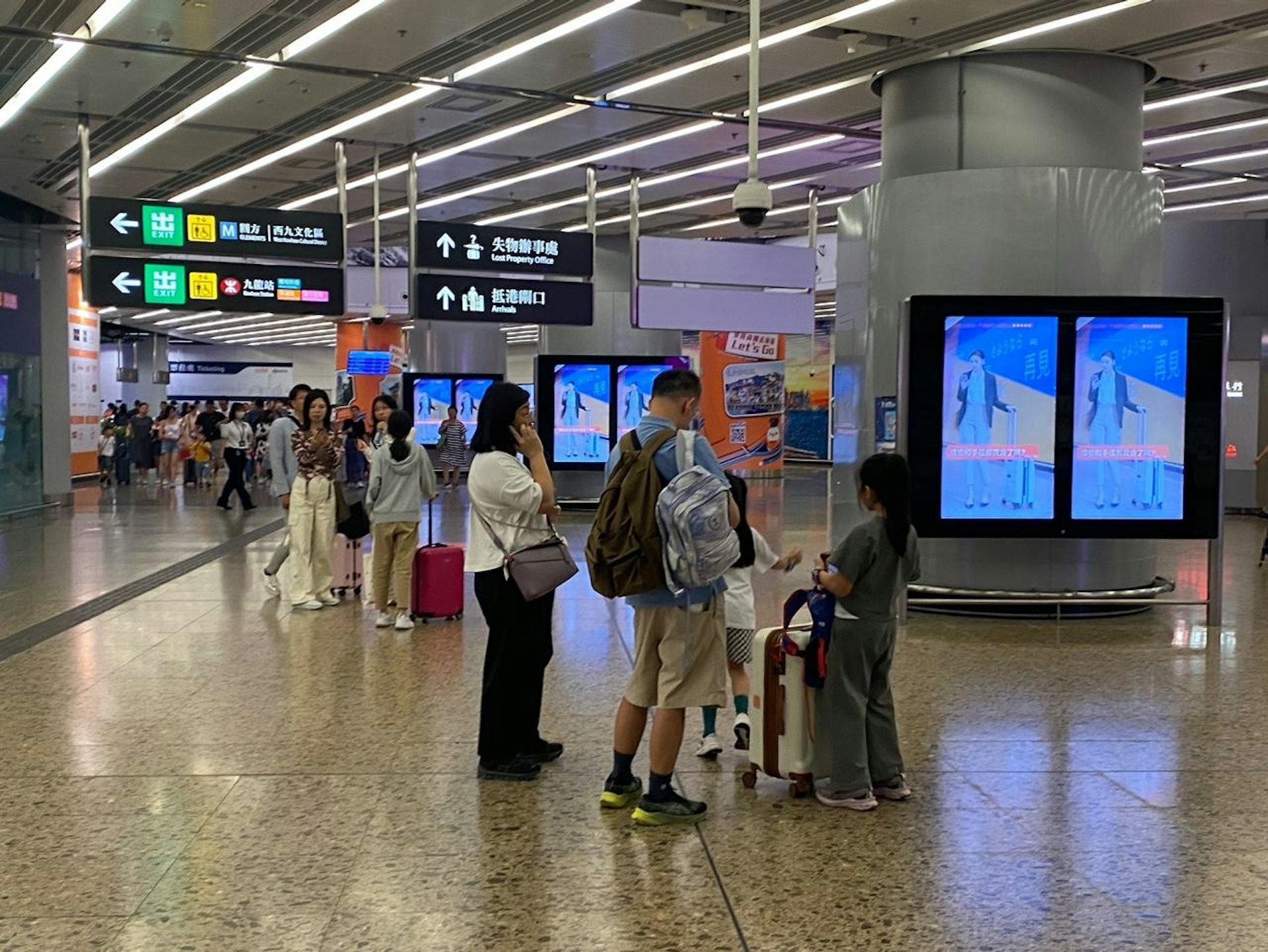 回港人潮中不但有一家大少,亦有旅行團及長者,大部份港人手持多袋戰利品,有食物亦有玩偶。(黃梓霖攝) 回港人潮中不但有一家大少,亦有旅行團及長者,大部份港人手持多袋戰利品,有食物亦有玩偶。(黃梓霖攝)