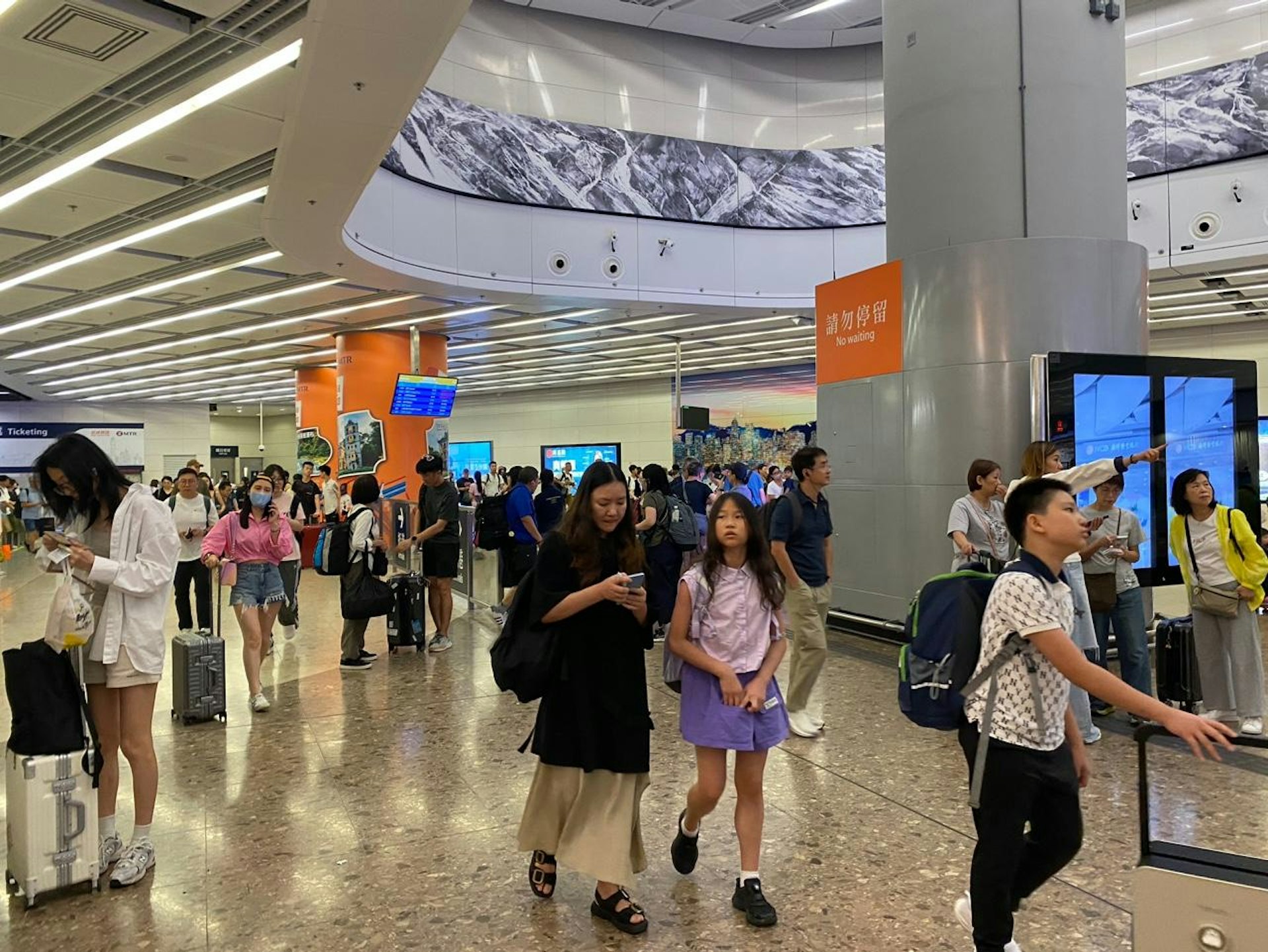 回港人潮中不但有一家大少,亦有旅行團及長者,大部份港人手持多袋戰利品,有食物亦有玩偶。(黃梓霖攝) 回港人潮中不但有一家大少,亦有旅行團及長者,大部份港人手持多袋戰利品,有食物亦有玩偶。(黃梓霖攝)