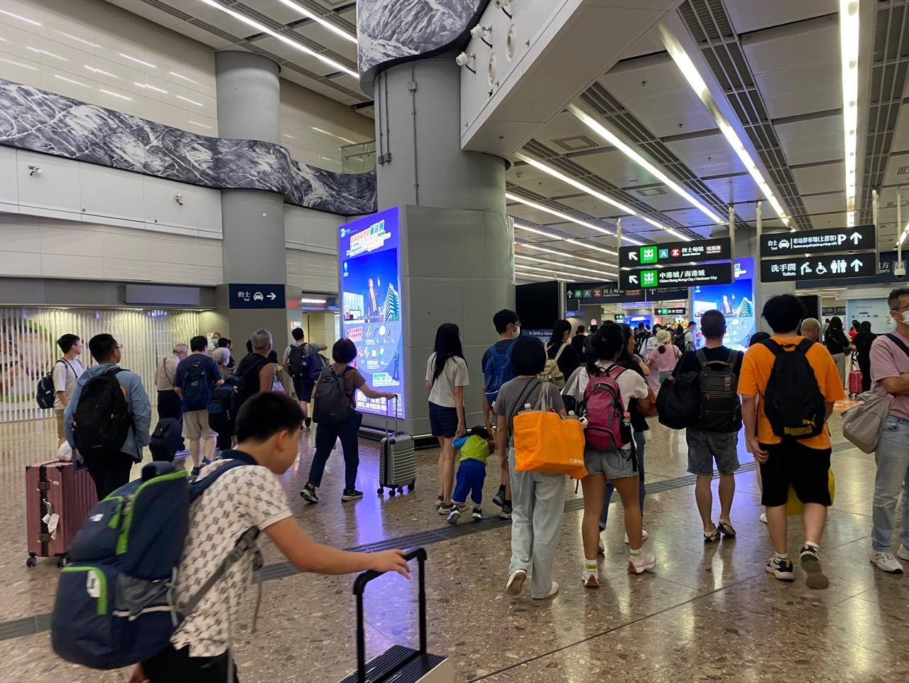 今（1日）是三日假期的最后一天，不少港人选择在今天回港，记者约5时许到达西九龙高铁站，回港人潮不断。（黄梓霖摄）