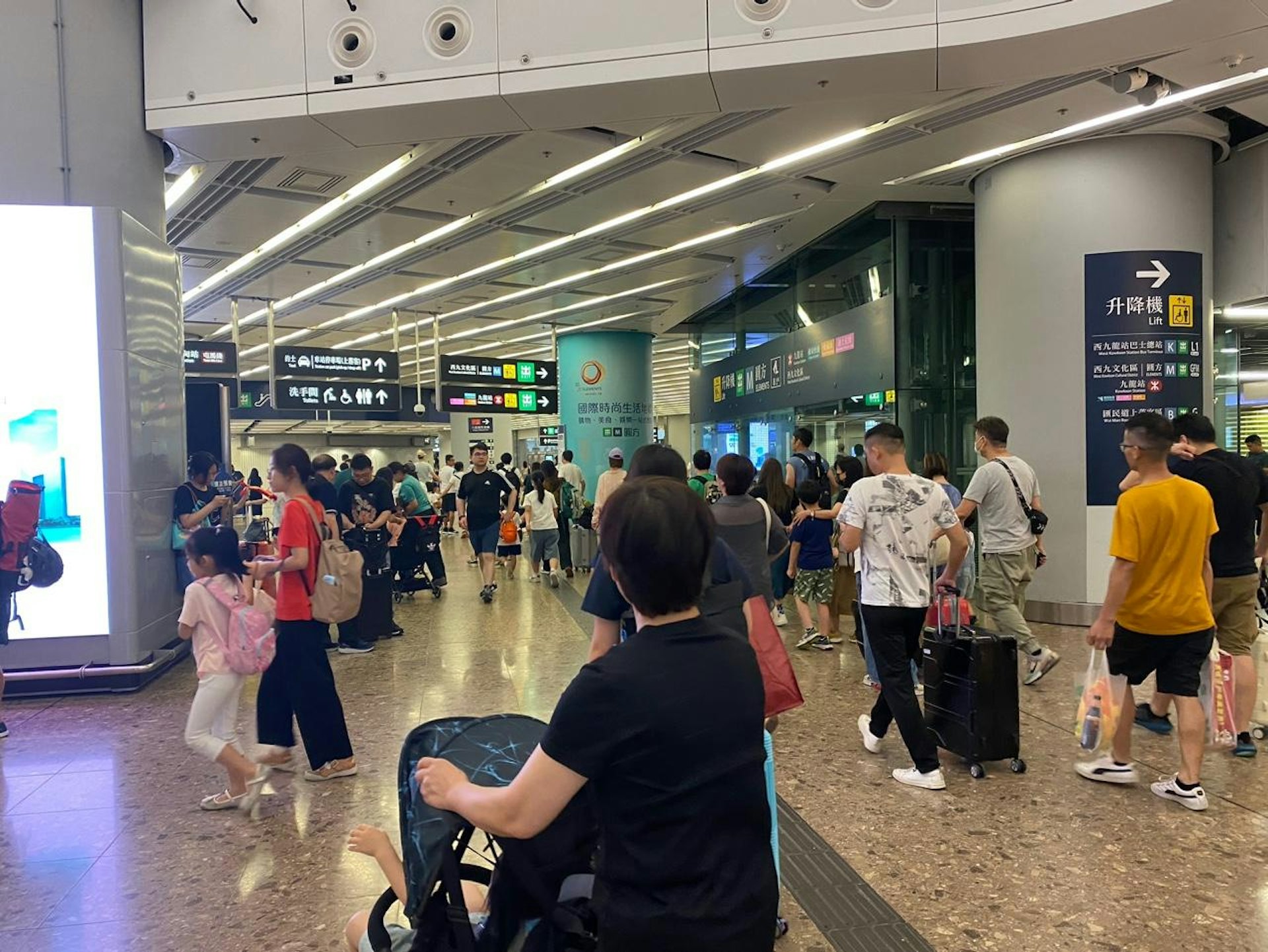 今(1日)是三日假期的最後一天,不少港人選擇在今天回港,記者約5時許到達西九龍高鐵站,回港人潮不斷。(黃梓霖攝) 今(1日)是三日假期的最後一天,不少港人選擇在今天回港,記者約5時許到達西九龍高鐵站,回港人潮不斷。(黃梓霖攝)