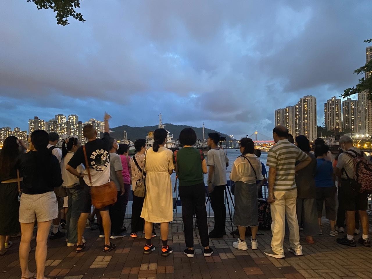 荃湾各界庆祝回归委员会于7月1日晚上8时半在荃湾海滨长廊近海安路（近荃湾西站）举办「无人机汇演贺回归」活动，在晚上7时已有大批市民在等候观看。（余月明摄）