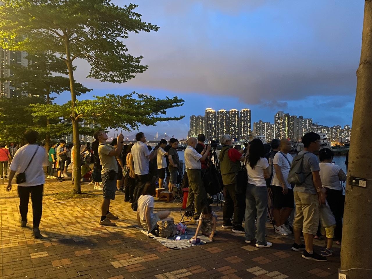 荃湾各界庆祝回归委员会于7月1日晚上8时半在荃湾海滨长廊近海安路（近荃湾西站）举办「无人机汇演贺回归」活动，在晚上7时已有大批市民在等候观看。（余月明摄）