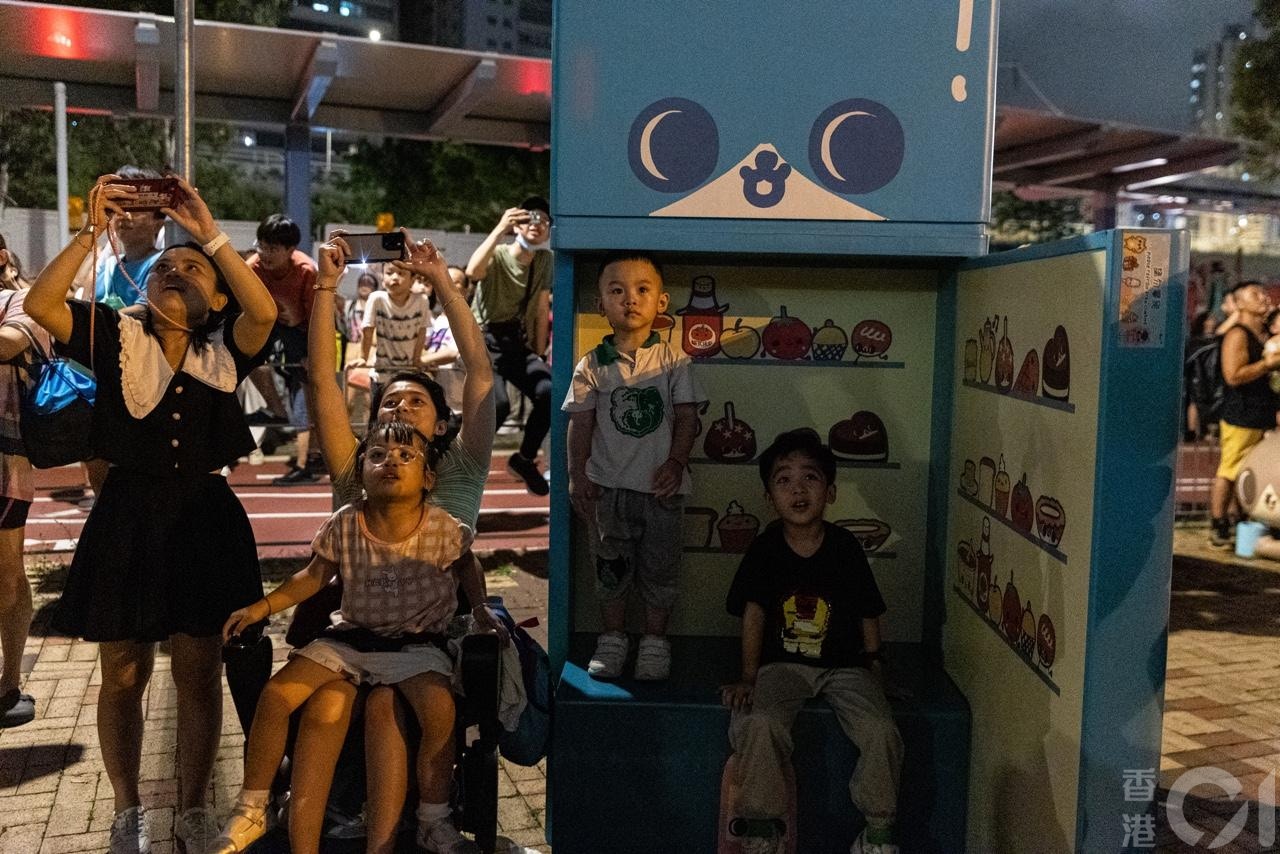 荃湾各界庆祝回归委员会于7月1日晚上，在荃湾海滨举行「无人机汇演贺回归」，350架无人机将在夜空中砌出不同图案。（梁鹏威摄）