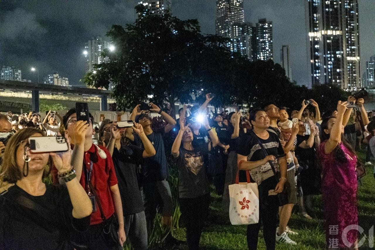 荃湾各界庆祝回归委员会于7月1日晚上，在荃湾海滨举行「无人机汇演贺回归」，吸引区内不少居民到场霸位观看及拍摄。（梁鹏威摄）