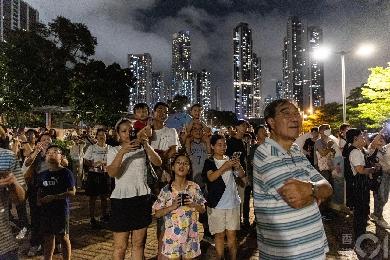 荃湾各界庆祝回归委员会于7月1日晚上，在荃湾海滨举行「无人机汇演贺回归」，吸引区内不少居民一家大小一早到场霸位观看。（梁鹏威摄）