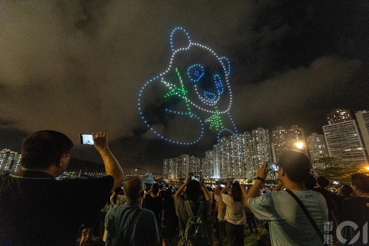 荃湾各界庆祝回归委员会于7月1日晚上，在荃湾海滨举行「无人机汇演贺回归」，350架无人机将在夜空中砌出不同图案。（梁鹏威摄）