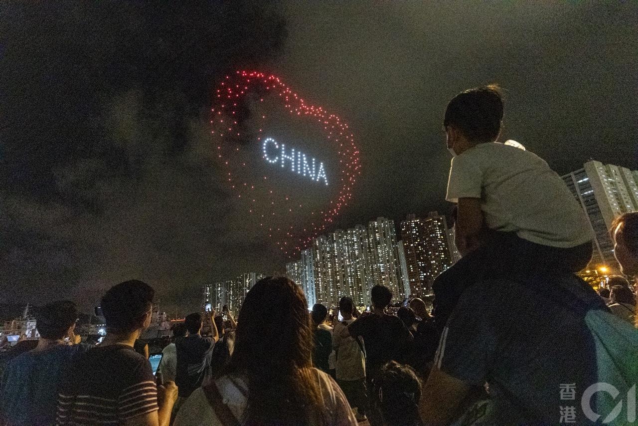 荃湾各界庆祝回归委员会于7月1日晚上，在荃湾海滨举行「无人机汇演贺回归」，350架无人机将在夜空中砌出不同图案，有小朋友骑膊马观看。（梁鹏威摄）