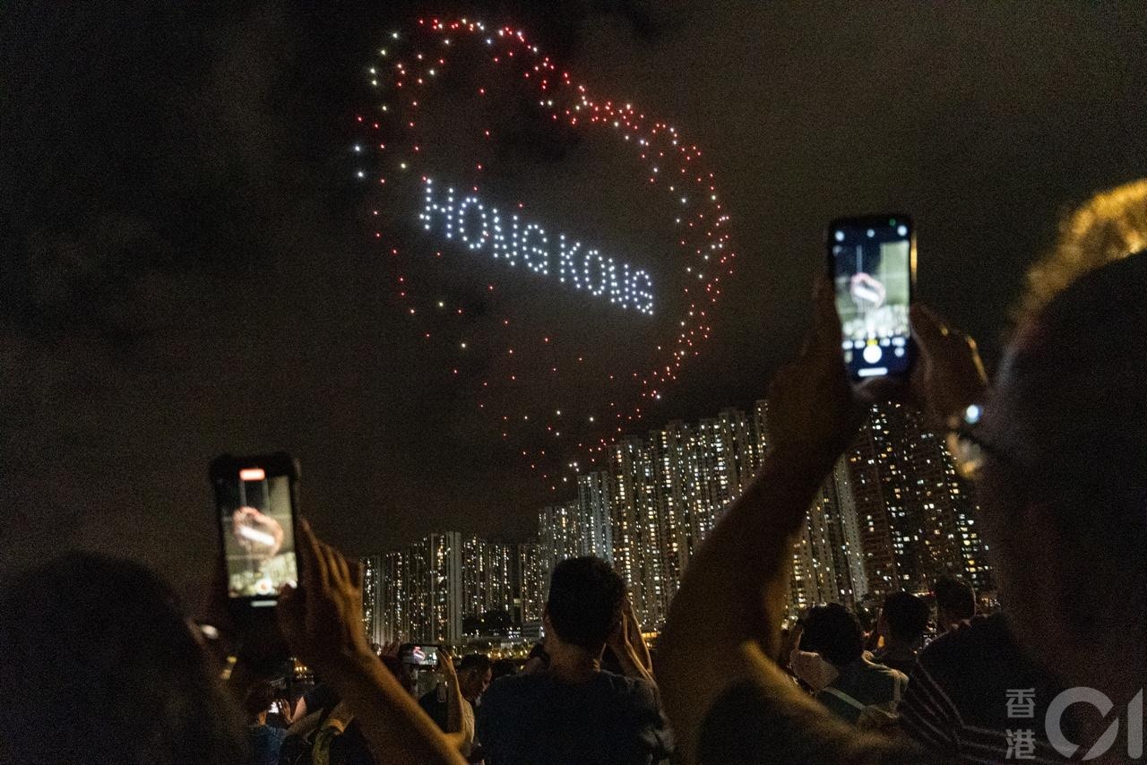 荃湾各界庆祝回归委员会于7月1日晚上，在荃湾海滨举行「无人机汇演贺回归」，350架无人机将在夜空中砌出不同图案，吸引观众用机拍摄。（梁鹏威摄）