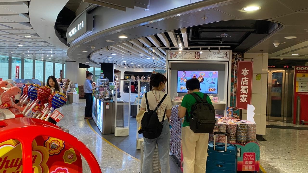 內地客免稅額提高|實施首日 受訪旅客稱不知:來港與免稅額無關 內地客免稅額提高|實施首日 受訪旅客稱不知:來港與免稅額無關