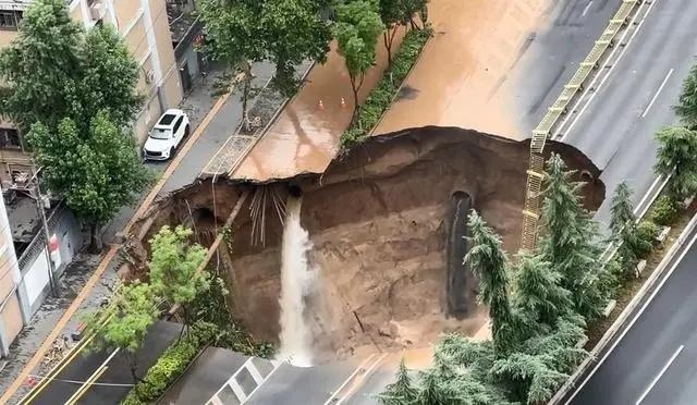 西安地铁大面积路陷 场面骇人 周边居民疏散