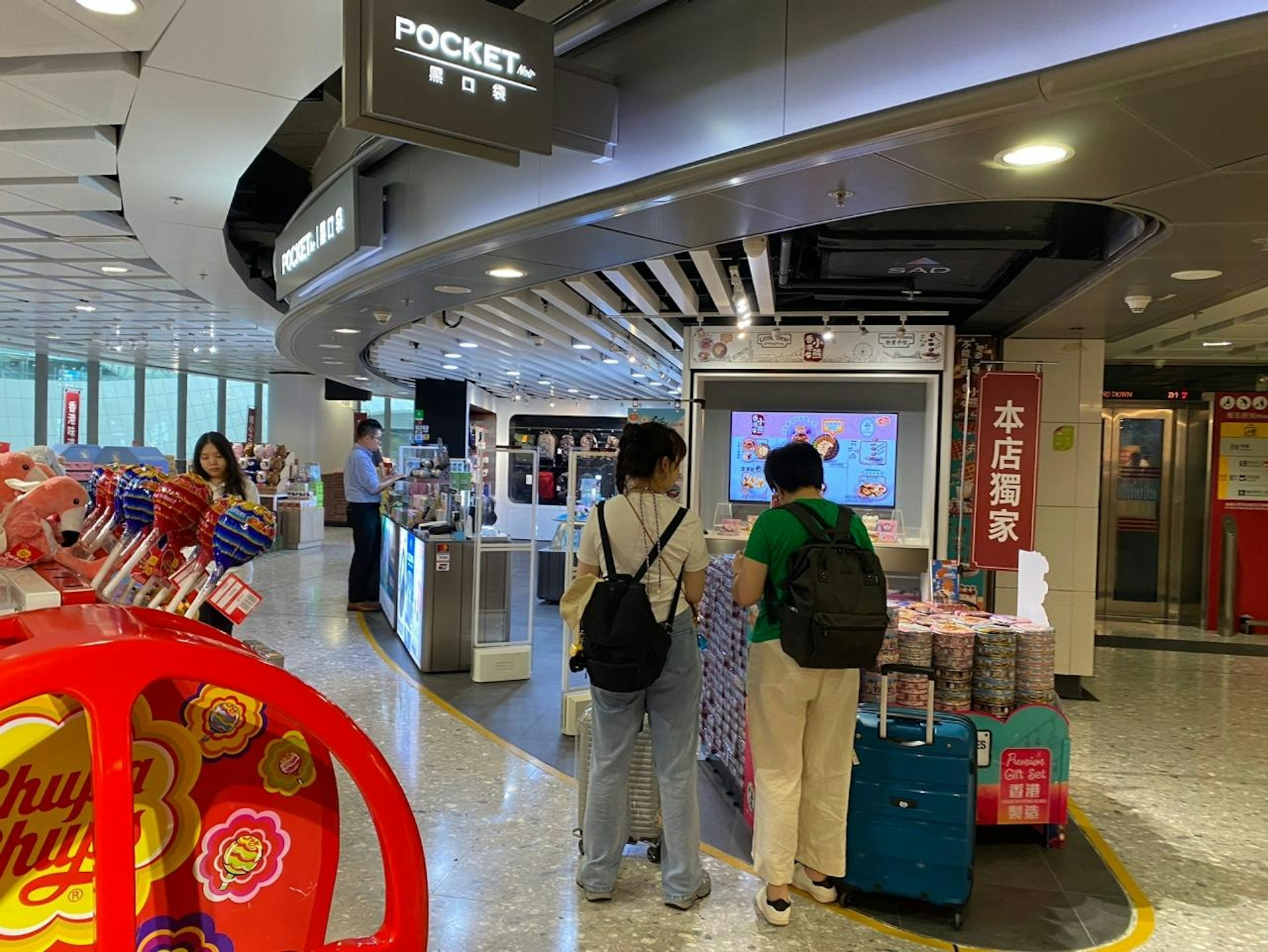 由7月1日起,訪港內地旅客回內地入境免稅額由5,000元人民幣提高至12,000元人民幣,有受訪內地旅客表示不知道此事。(黃梓霖攝) 由7月1日起,訪港內地旅客回內地入境免稅額由5,000元人民幣提高至12,000元人民幣,有受訪內地旅客表示不知道此事。(黃梓霖攝)