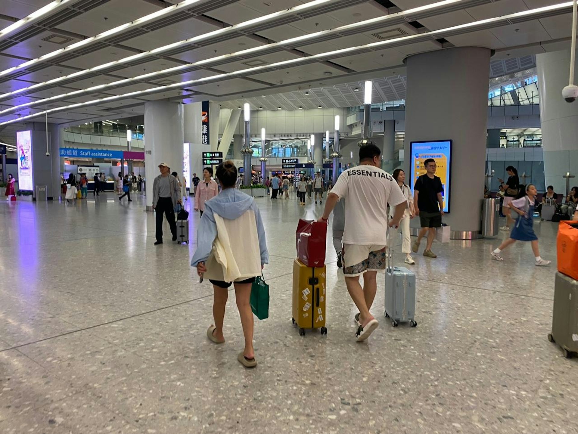 由7月1日起,訪港內地旅客回內地入境免稅額由5,000元人民幣提高至12,000元人民幣,有受訪內地旅客表示不知道此事。(黃梓霖攝) 由7月1日起,訪港內地旅客回內地入境免稅額由5,000元人民幣提高至12,000元人民幣,有受訪內地旅客表示不知道此事。(黃梓霖攝)