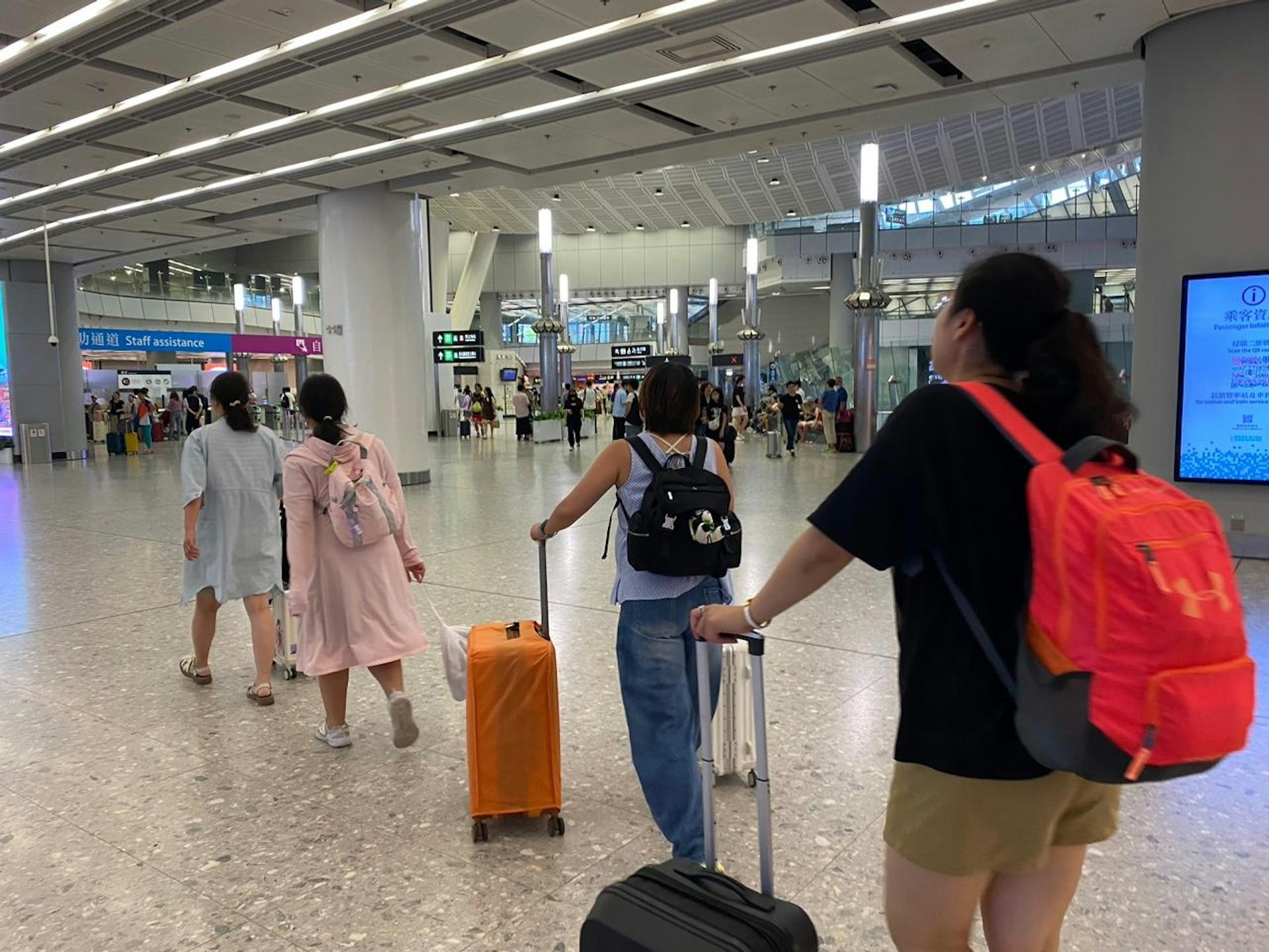 由7月1日起,訪港內地旅客回內地入境免稅額由5,000元人民幣提高至12,000元人民幣,有受訪內地旅客表示不知道此事。(黃梓霖攝) 由7月1日起,訪港內地旅客回內地入境免稅額由5,000元人民幣提高至12,000元人民幣,有受訪內地旅客表示不知道此事。(黃梓霖攝)