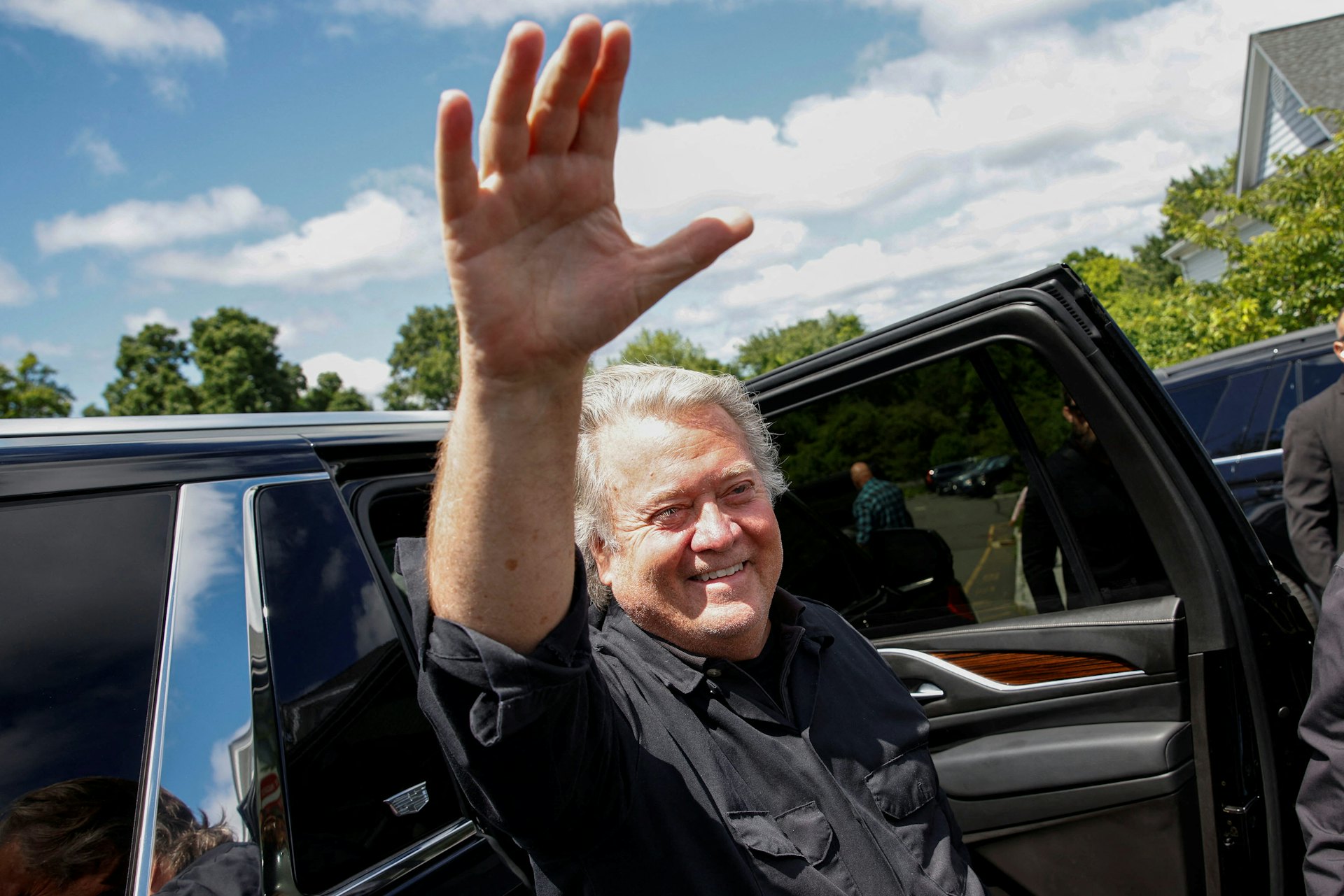 2024年7月1日,美國前總統特朗普的前顧問、前白宮首席策略師班農(Steve Bannon)因藐視國會罪到監獄報到。(Reuters) 2024年7月1日,美國前總統特朗普的前顧問、前白宮首席策略師班農(Steve Bannon)因藐視國會罪到監獄報到。(Reuters)