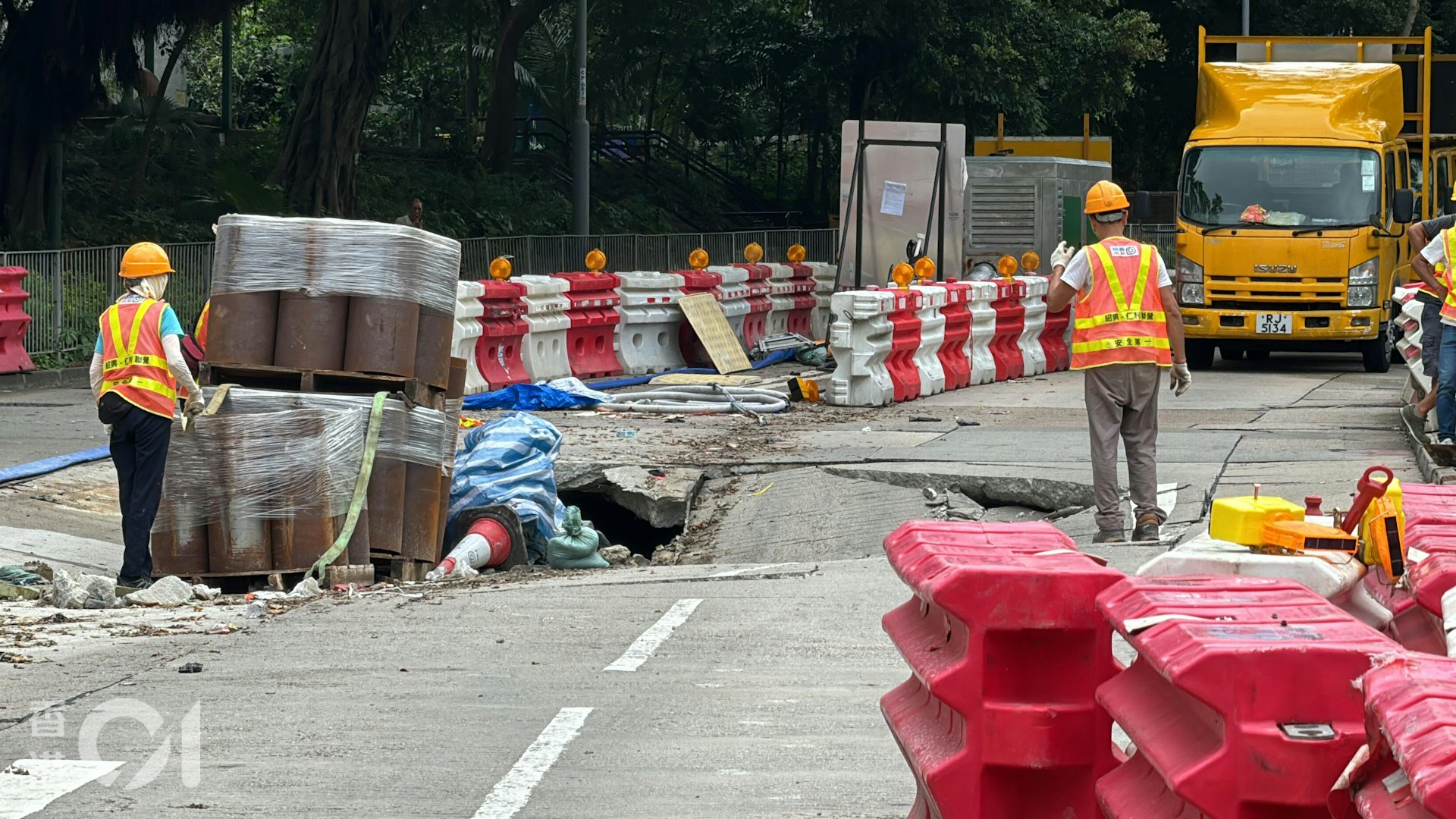 樂富鳳舞街往東頭邨方向出現路陷,路陷範圍30米乘10米、深1.5米。(翁鈺輝攝) 樂富鳳舞街往東頭邨方向出現路陷,路陷範圍30米乘10米、深1.5米。(翁鈺輝攝)