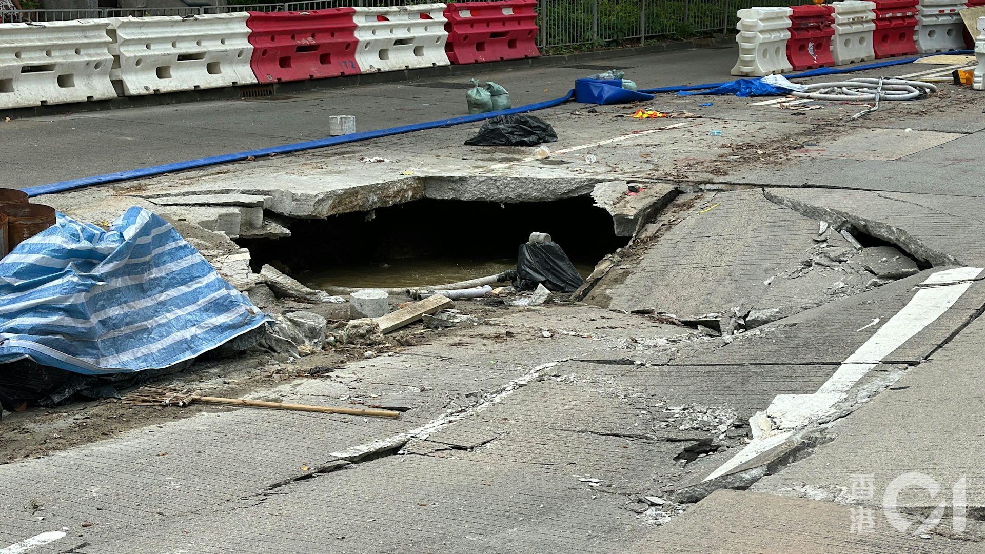 樂富鳳舞街路陷︱渠務署指有污水渠管破損 爭取周四凌晨重開路段 樂富鳳舞街路陷︱渠務署指有污水渠管破損 爭取周四凌晨重開路段