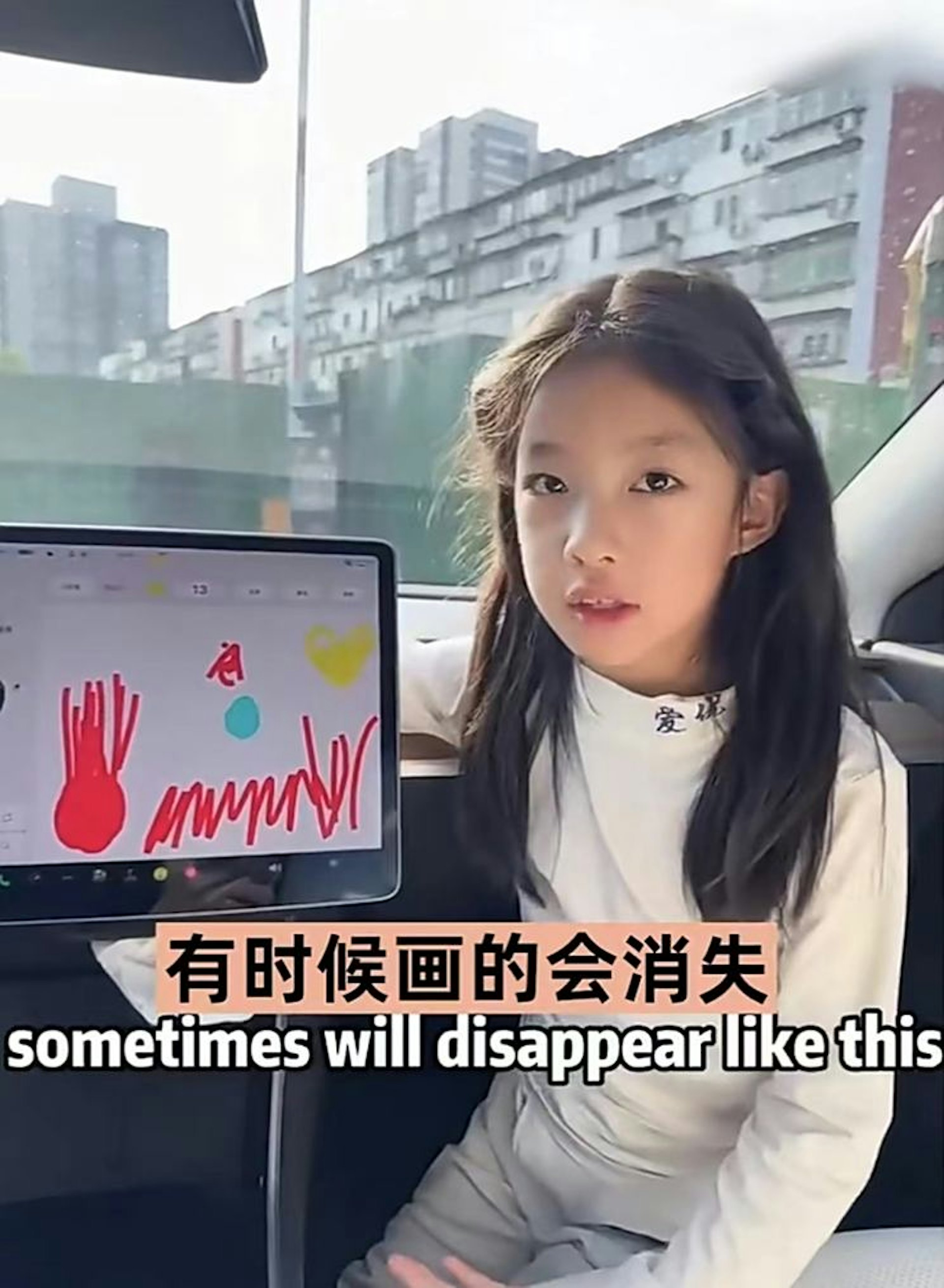 原來,莫莉經常用Tesla車輛的互動屏幕來畫畫,但她發現,有時候當她畫上一些新的內容時,原來已經畫下的內容就會消失。(影片截圖) 原來,莫莉經常用Tesla車輛的互動屏幕來畫畫,但她發現,有時候當她畫上一些新的內容時,原來已經畫下的內容就會消失。(影片截圖)