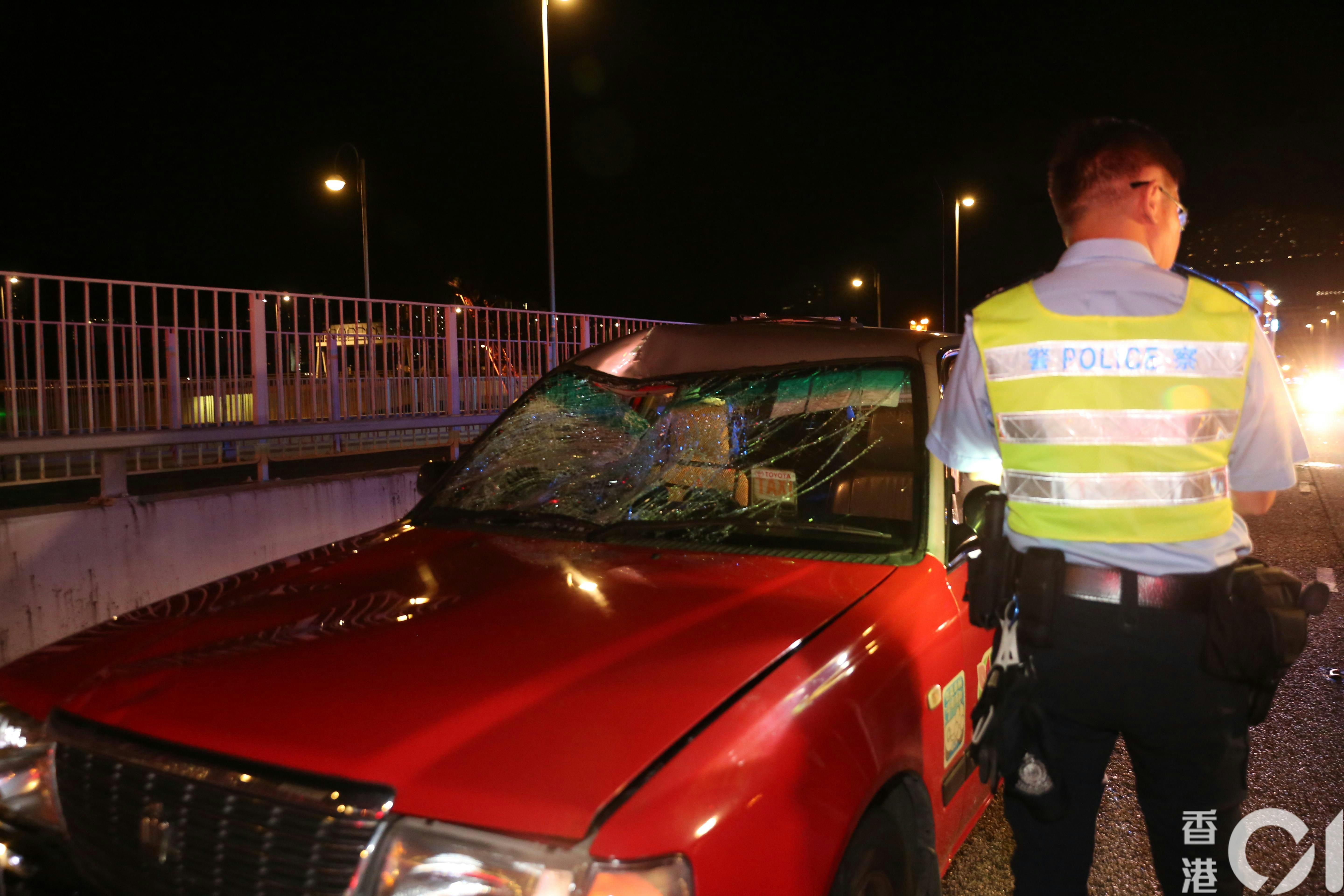 的士擋風玻璃碎裂，車頂凹陷。（陳永武攝）