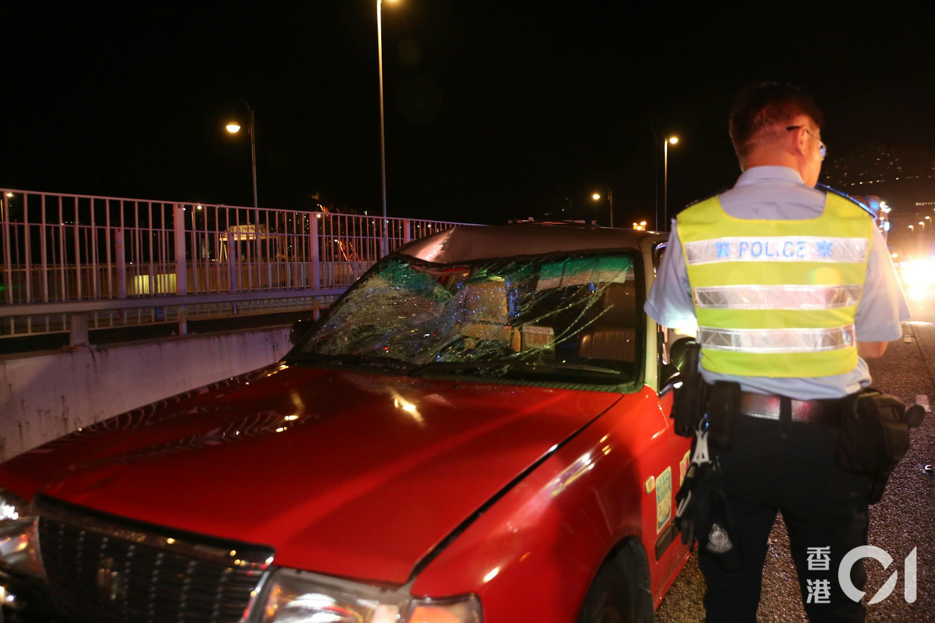 的士擋風玻璃碎裂,車頂凹陷。(陳永武攝)