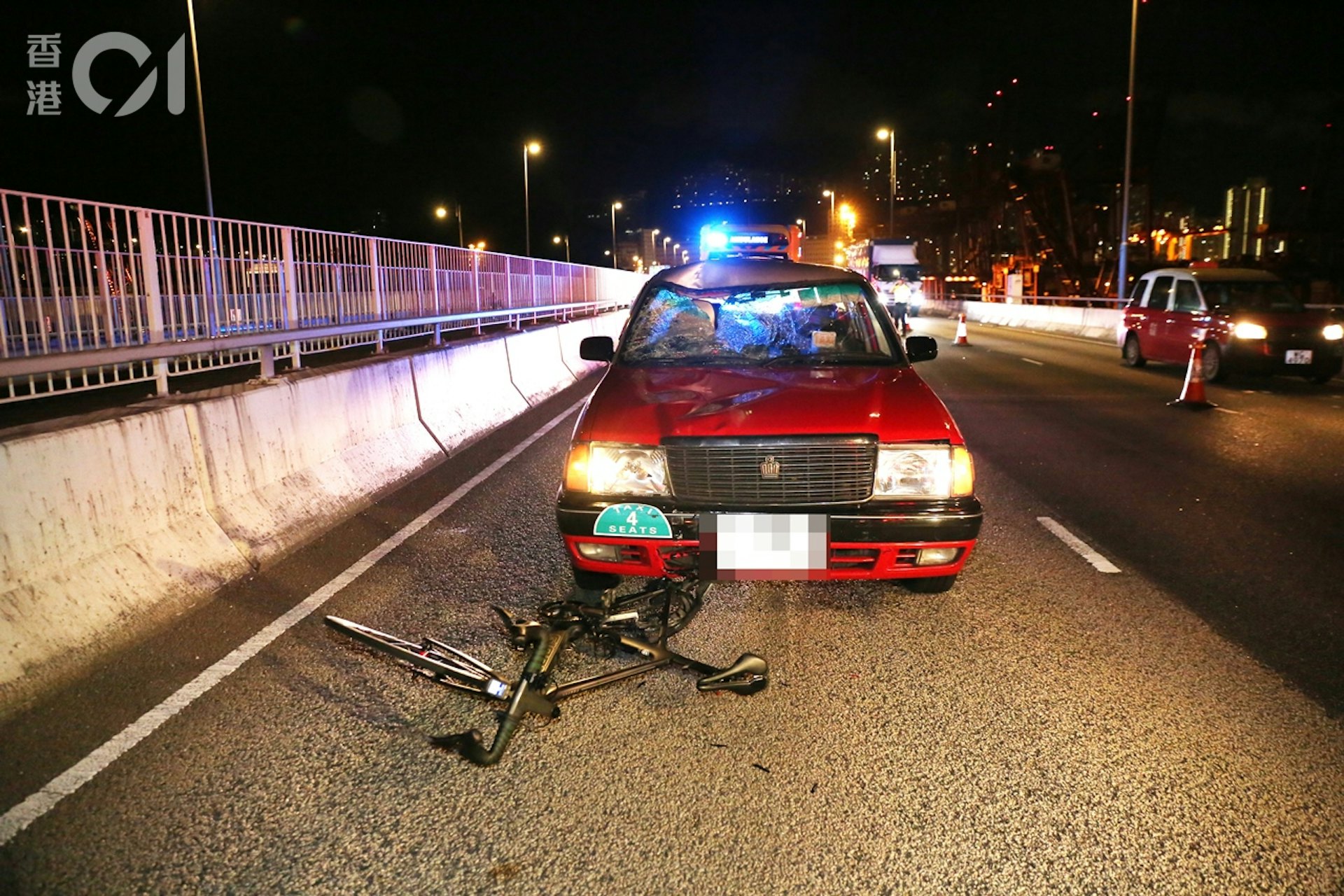 單車被的士推前,嚴重損毀。(陳永武攝)