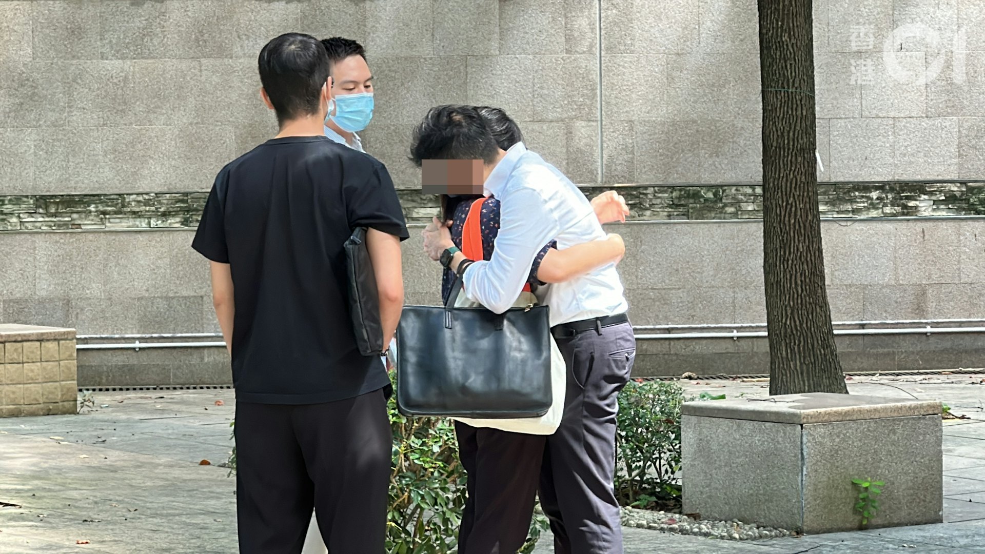 7歲男童在黃金海岸酒店深水池遇溺,昏迷送院搶救後不治。死者父母在警員陪同下,到葵涌公眾殮房認屍時難掩傷痛,相擁痛哭。(黃學潤攝) 7歲男童在黃金海岸酒店深水池遇溺,昏迷送院搶救後不治。死者父母在警員陪同下,到葵涌公眾殮房認屍時難掩傷痛,相擁痛哭。(黃學潤攝)