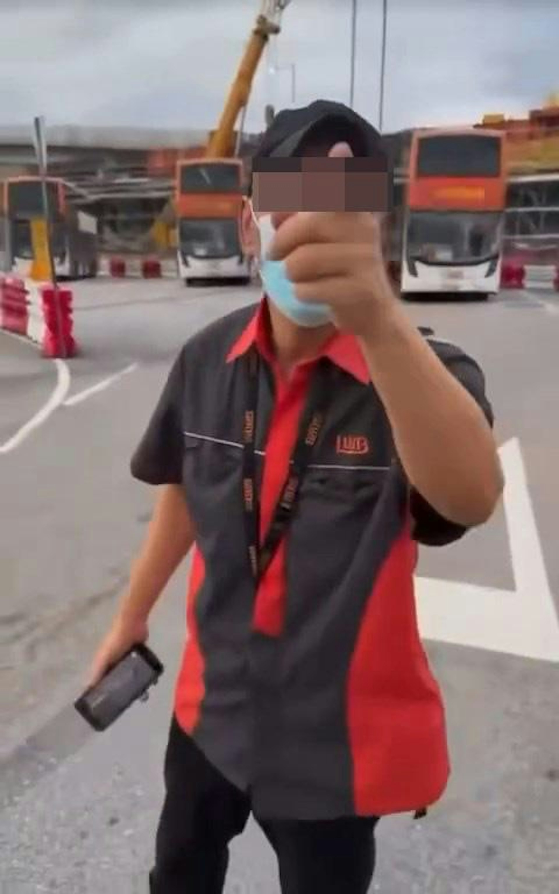本港網絡瘋傳1段影片,見到有巴士司機不斷用粗口責罵乘客。(影片截圖) 本港網絡瘋傳1段影片,見到有巴士司機不斷用粗口責罵乘客。(影片截圖)