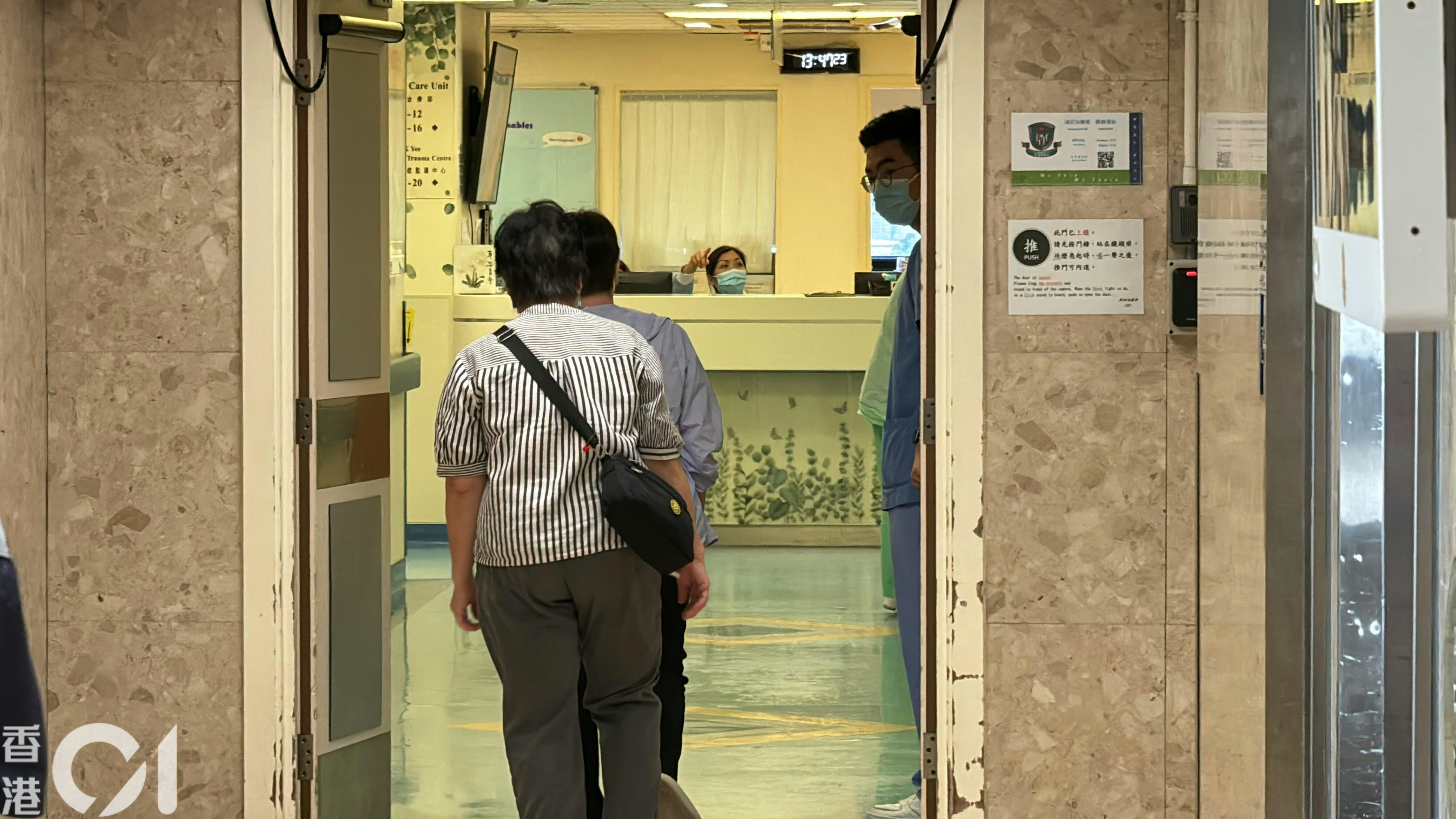 17歲姓黃單車少年在青衣南橋遭的士撞至重創，其家屬趕至醫院探望。（翁鈺輝攝）