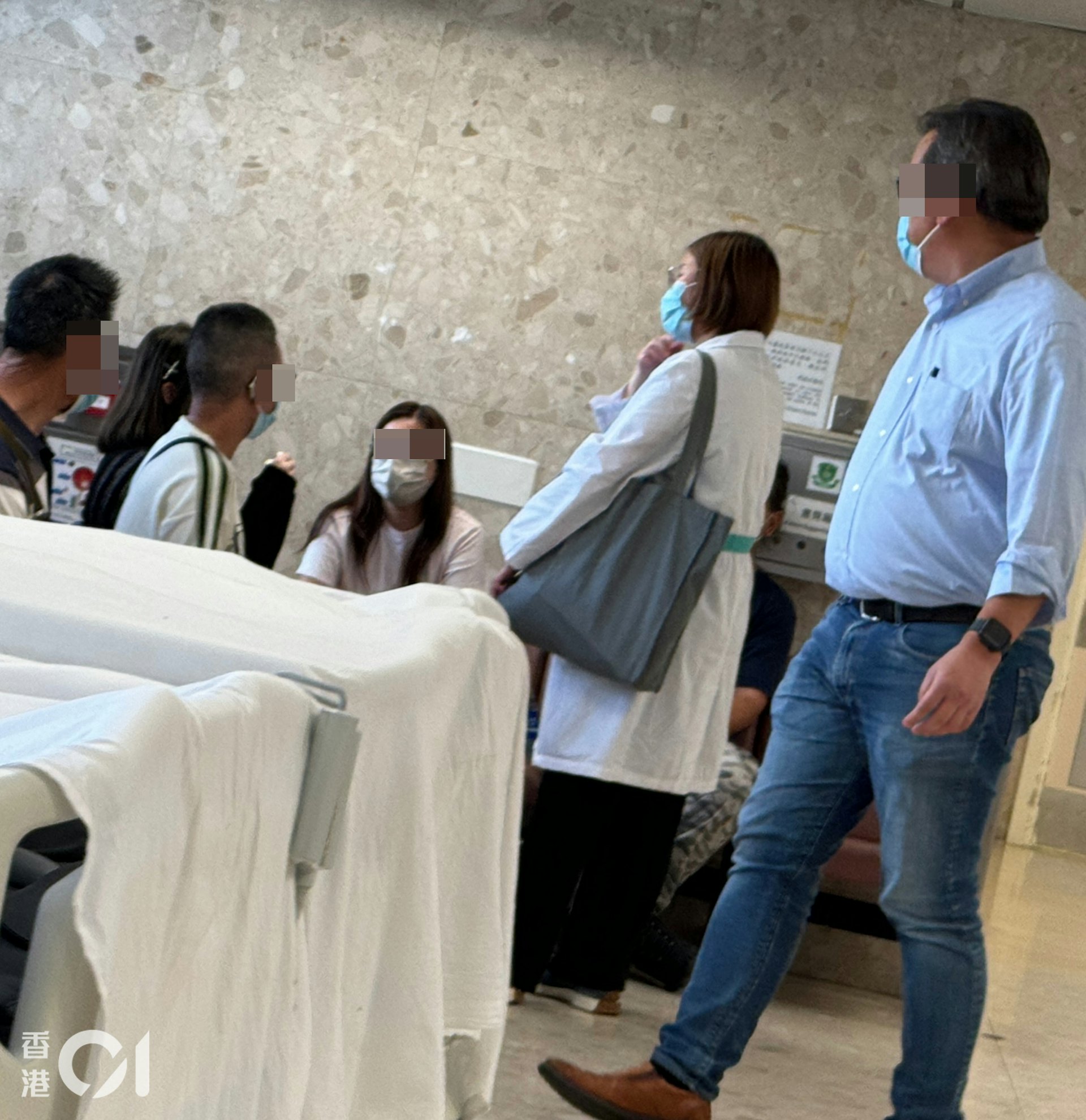 17歲姓黃單車少年在青衣南橋遭的士撞至重創,其家屬趕至醫院探望,有醫務社工就黃男的情況與家屬商討。(林振華攝)