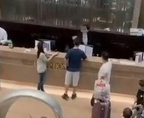本港網絡瘋傳1段影片，見到沙田某四星級酒店有男職員用粗口與客人互罵。（影片截圖）