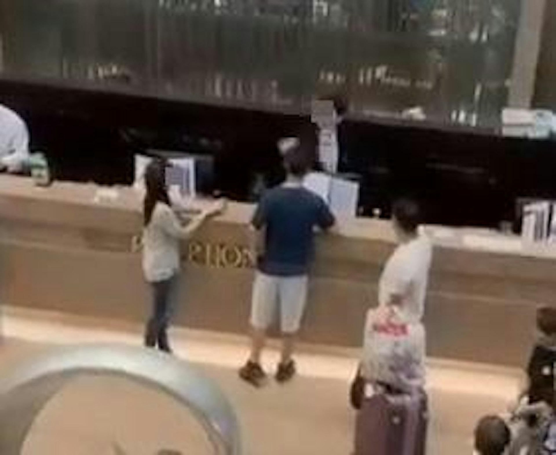 本港網絡瘋傳1段影片,見到沙田某四星級酒店有男職員用粗口與客人互罵。(影片截圖)