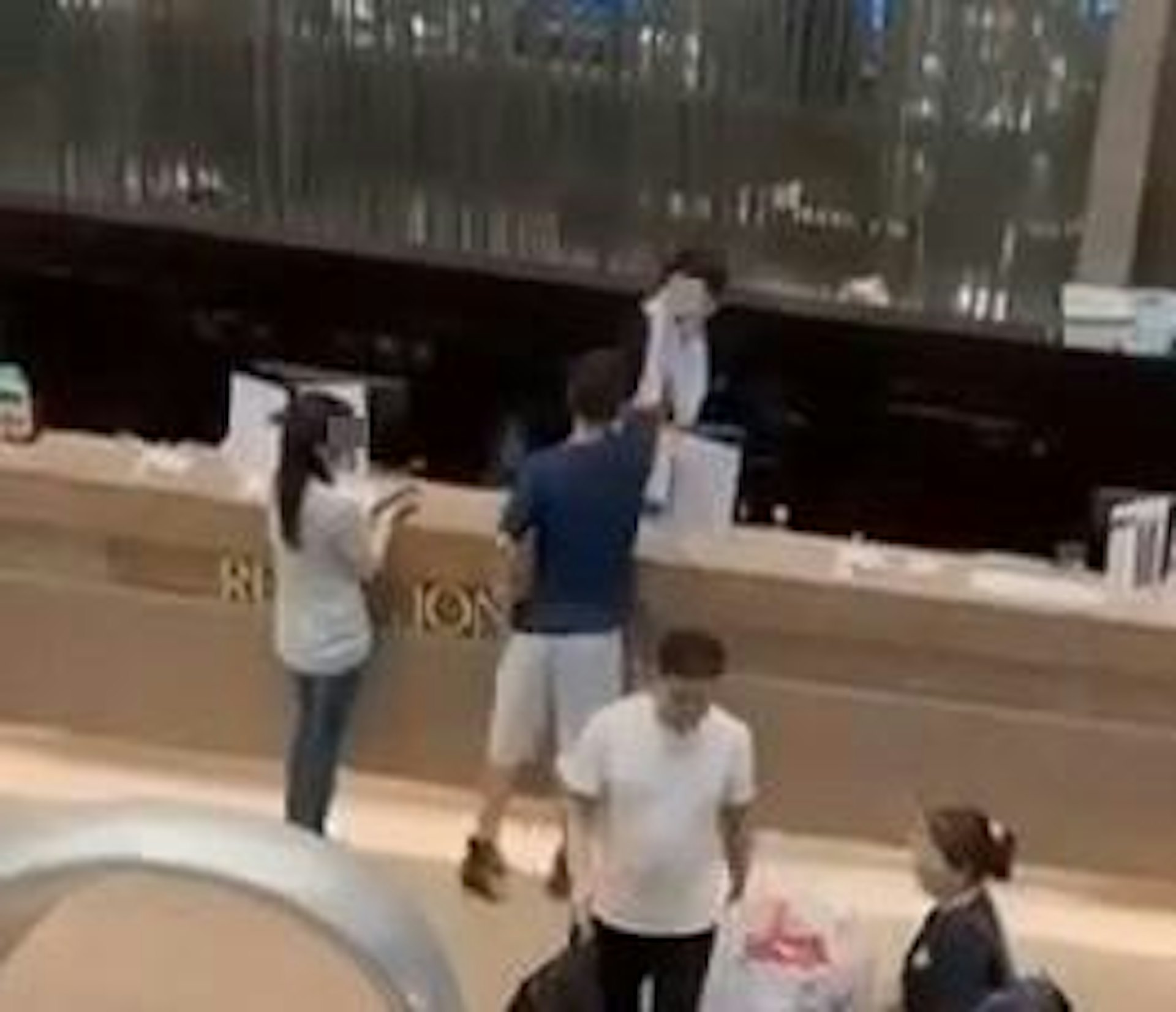 影片引來網民熱議,有人批評酒店職員行為不當,但有更多網民支持酒店職員。(影片截圖)