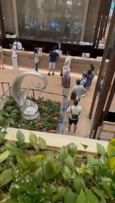 本港網絡瘋傳1段影片，見到沙田某四星級酒店有男職員用粗口與客人互罵。（影片截圖）