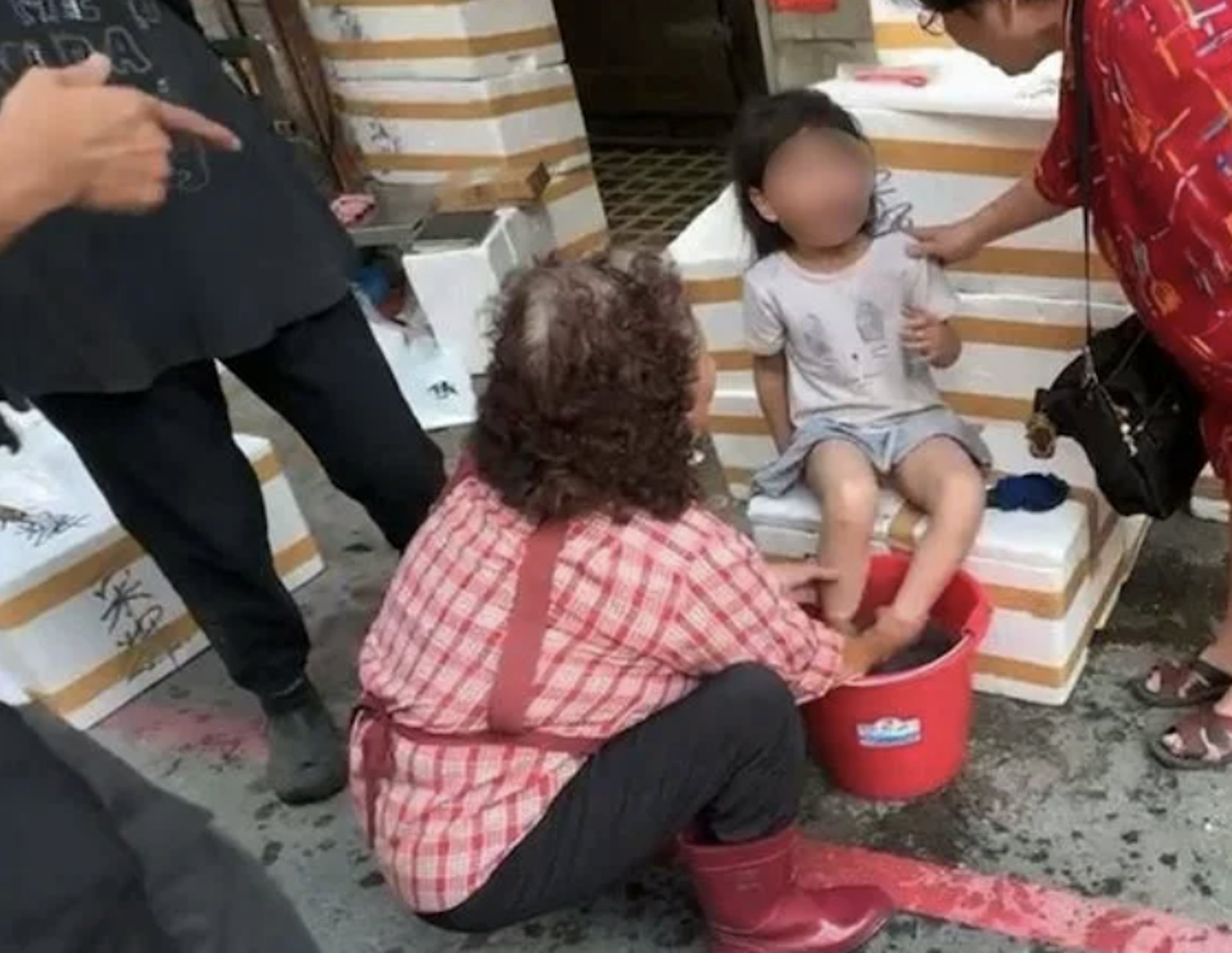 5歲女童腳和臀部受傷,疼得大哭。(網絡圖片) 5歲女童腳和臀部受傷,疼得大哭。(網絡圖片)