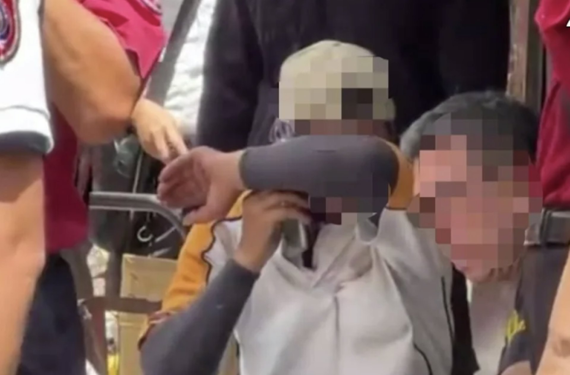 兩女童的父親返家後,得知小女兒身亡當場崩潰痛哭。(網絡圖片) 兩女童的父親返家後,得知小女兒身亡當場崩潰痛哭。(網絡圖片)
