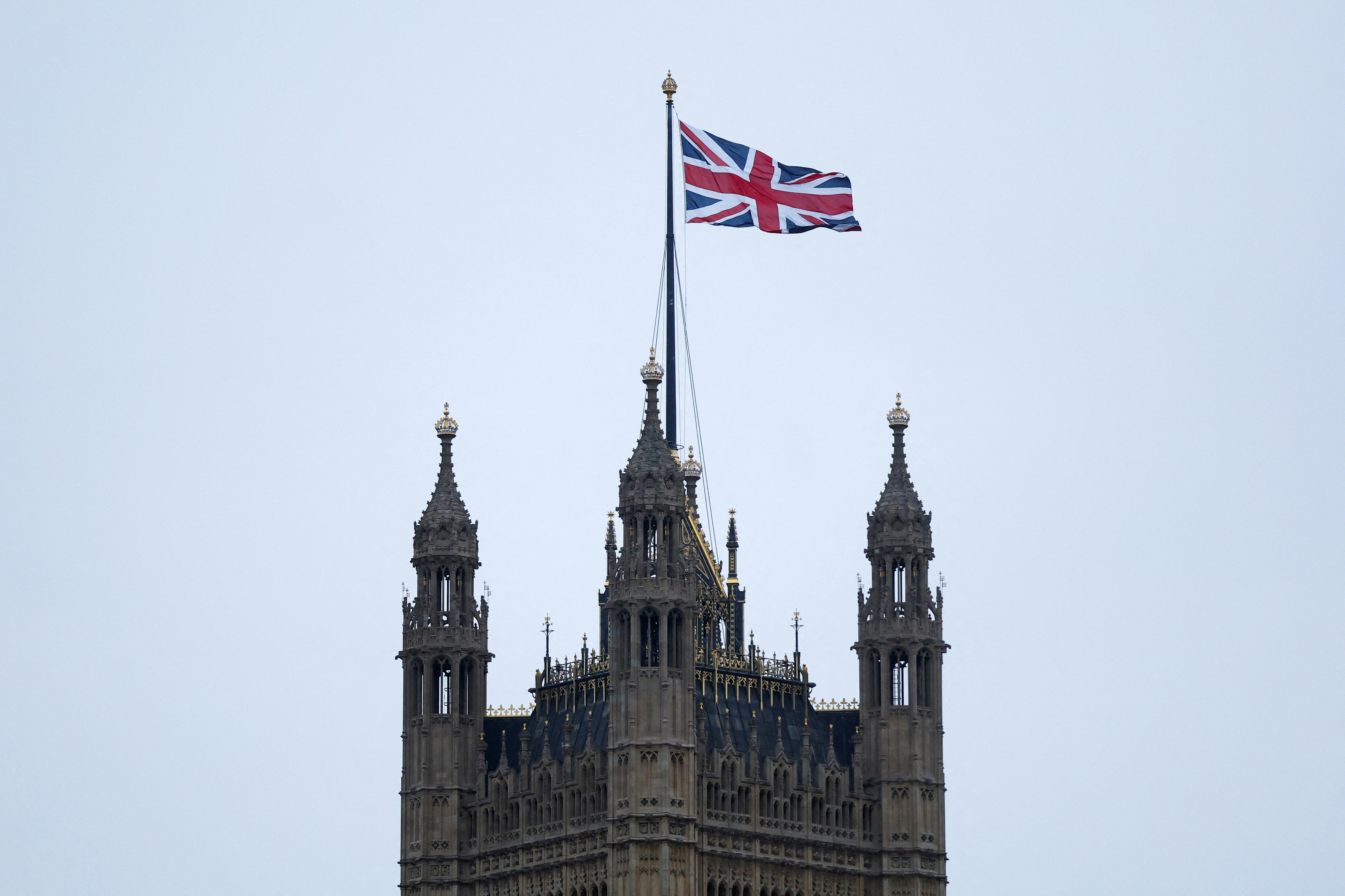 英國大選・英國經濟・英國地標・英國旅遊・英國旅行・英國自由行：圖為2024年7月5日英國舉行大選當天，國會大樓所在的西敏宮上有一面英國國旗隨風飄揚。（Reuters）