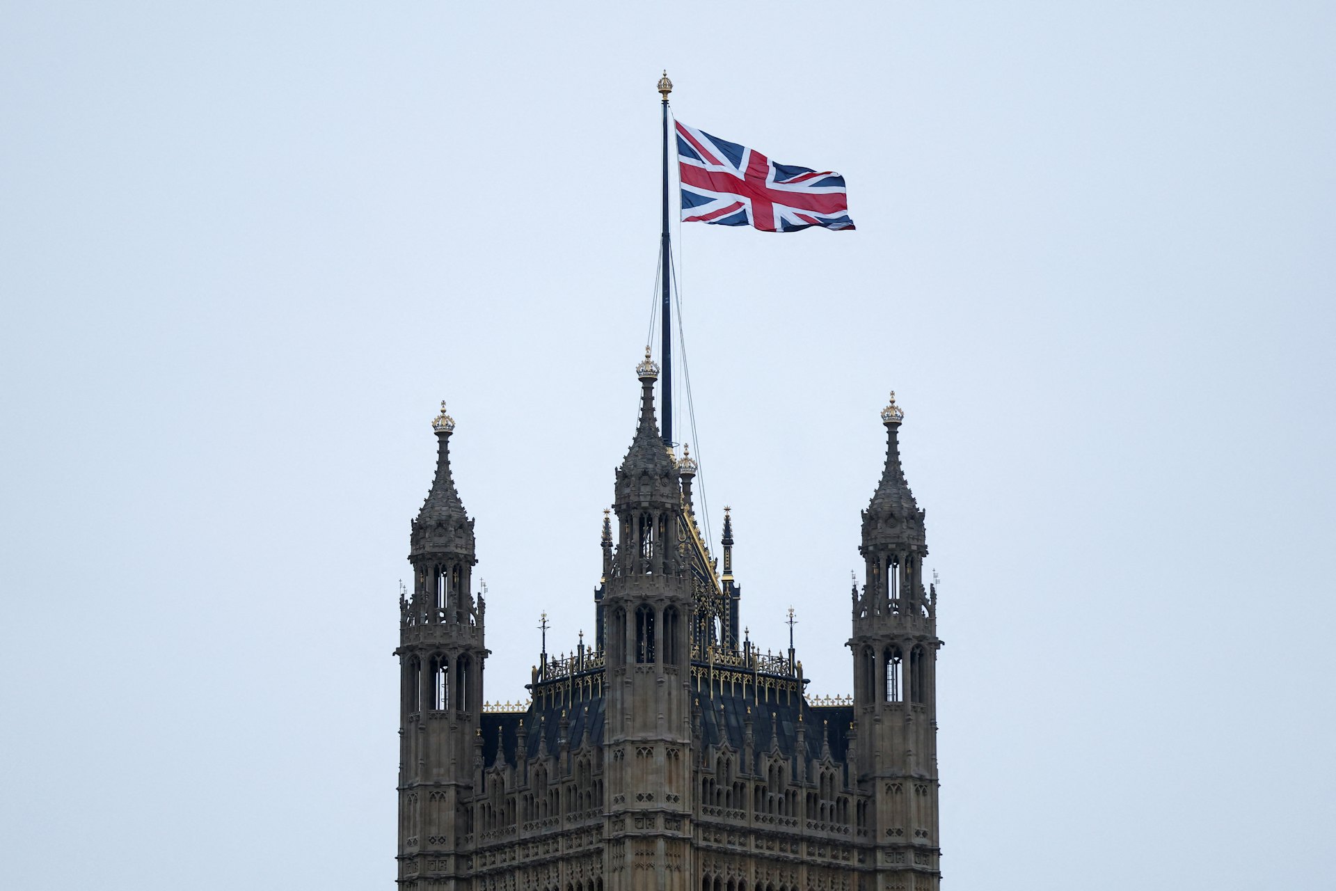 英國大選・英國經濟・英國地標・英國旅遊・英國旅行・英國自由行:圖為2024年7月5日英國舉行大選當天,國會大樓所在的西敏宮上有一面英國國旗隨風飄揚。(Reuters)