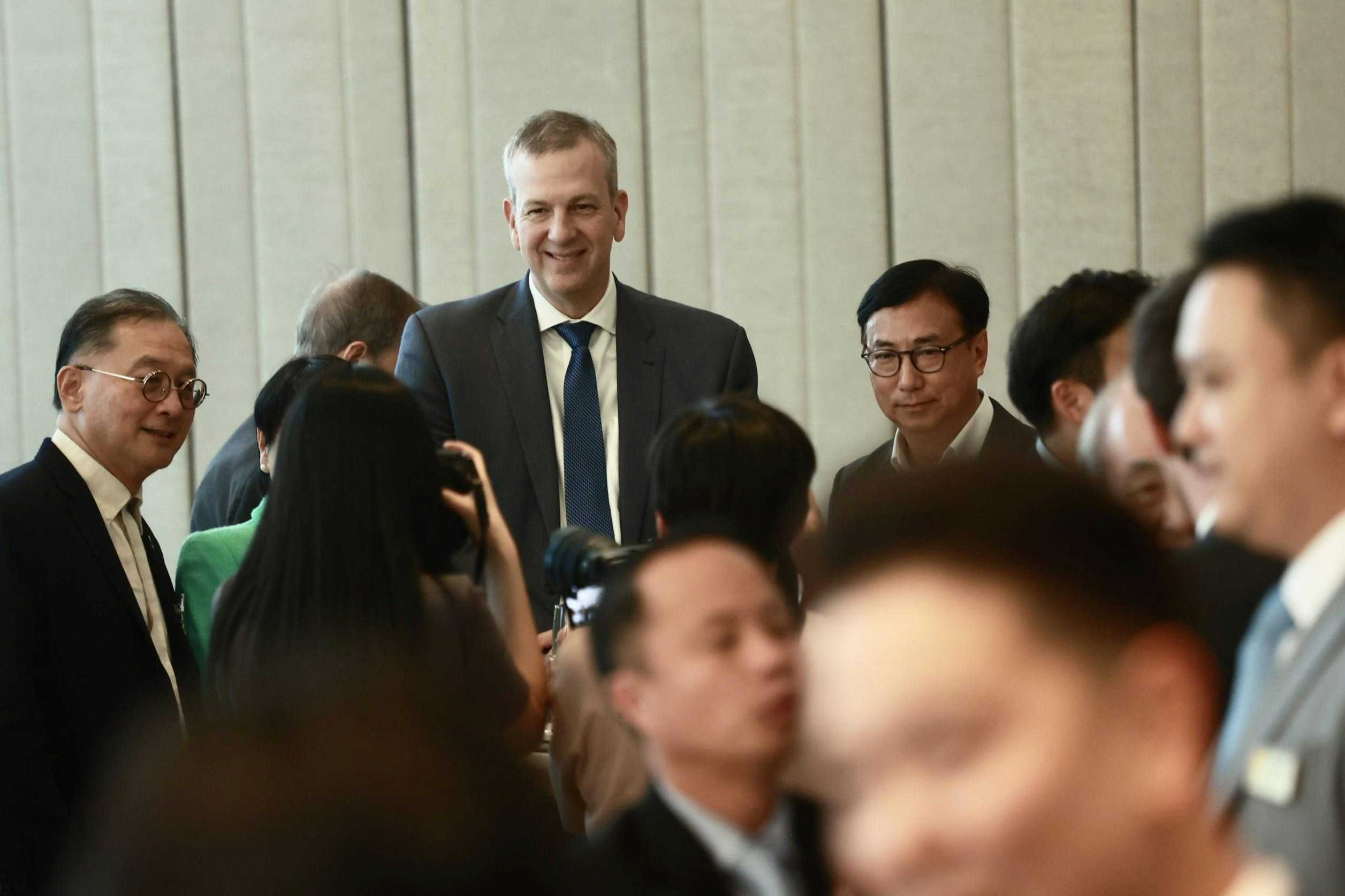 香港監察」創辧人羅傑斯涉職場欺凌及歧視爭議