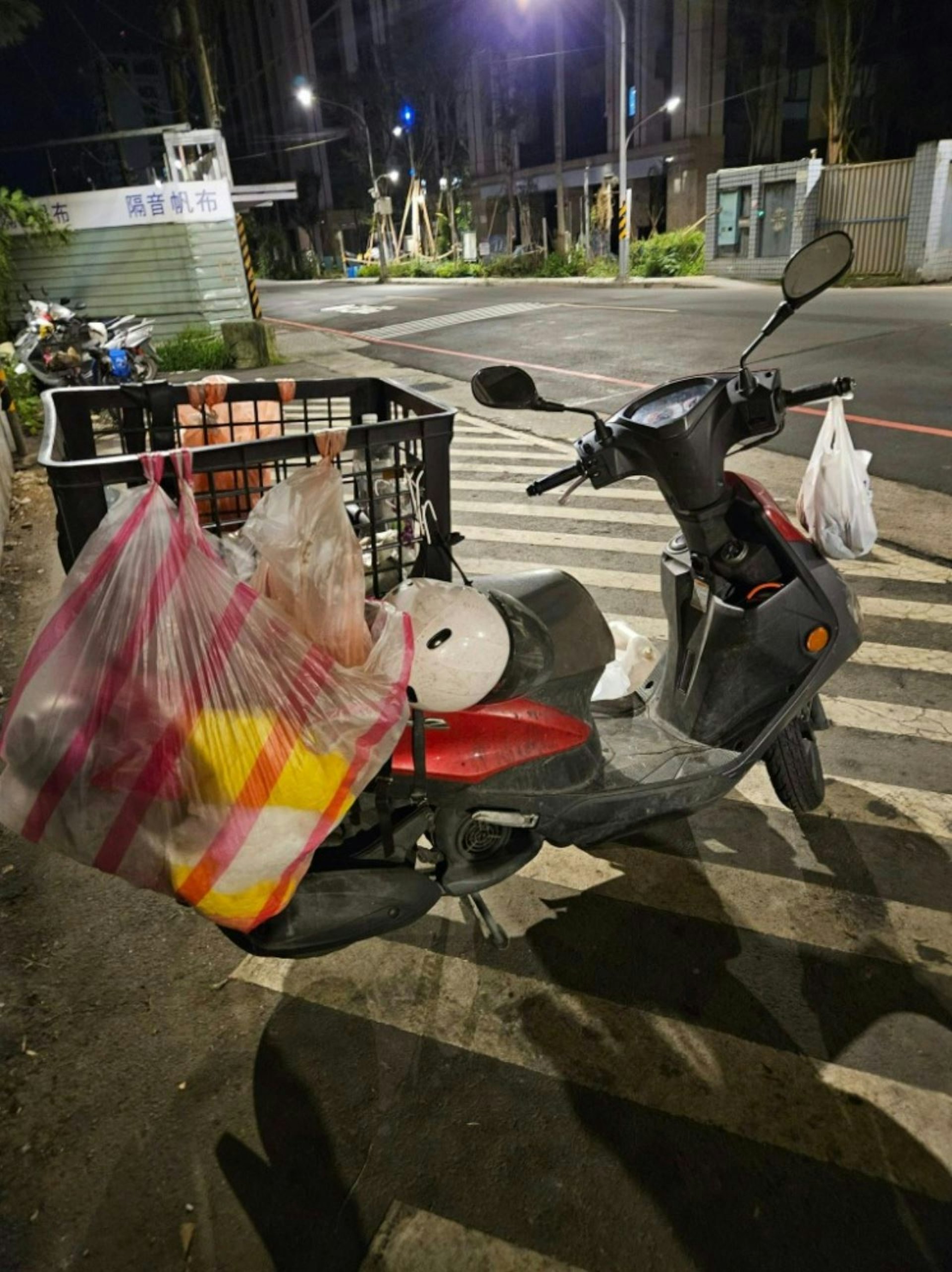 台灣土城一位阿姨騎車到處投餵,造成滿街腐敗味,影響附近居民生活。(爆料公社截圖) 台灣土城一位阿姨騎車到處投餵,造成滿街腐敗味,影響附近居民生活。(爆料公社截圖)