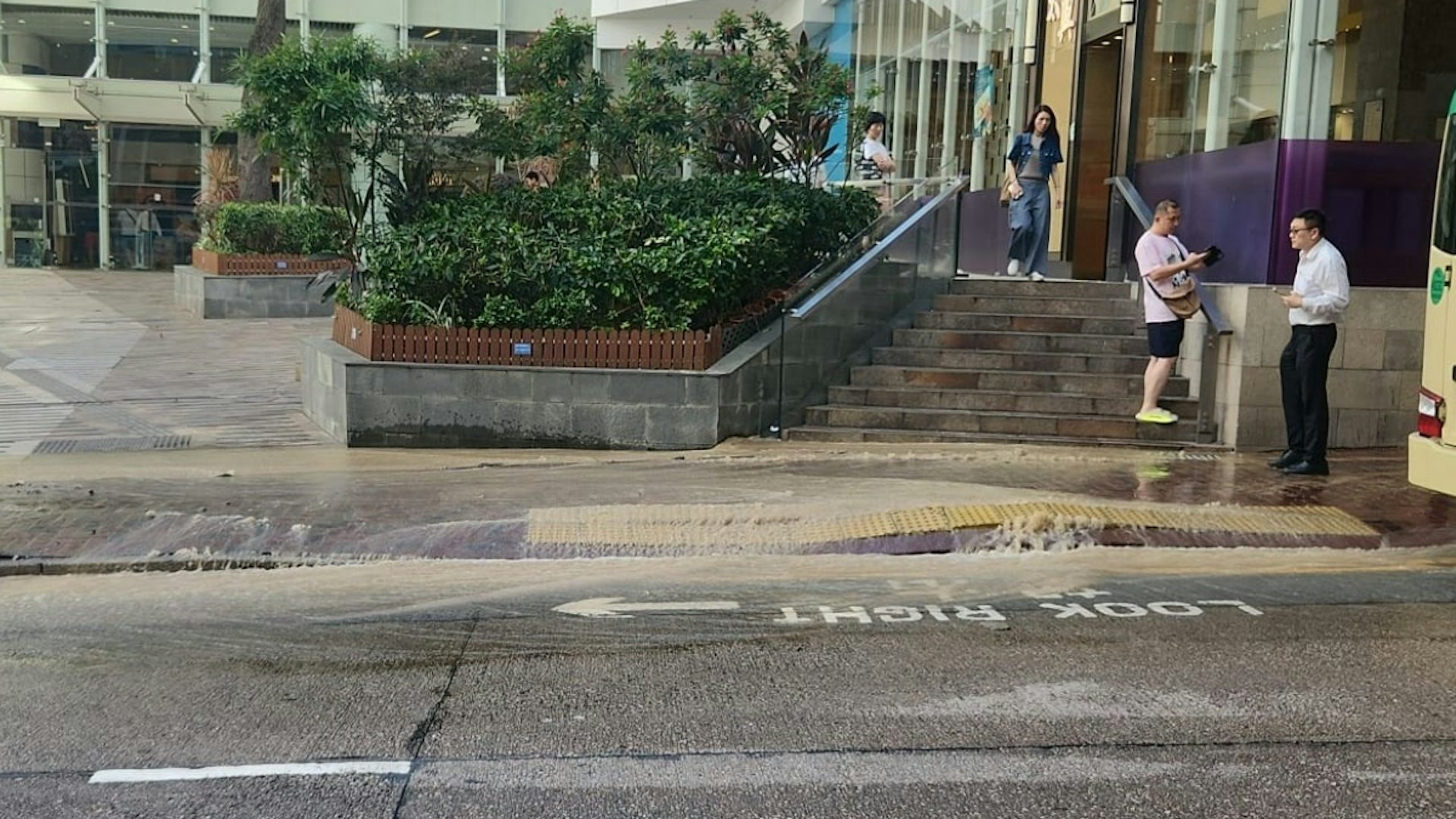 樂富廣場對開的橫頭磡南道有水管滲漏,水從行人路湧出馬路,路邊有黃泥水積聚。(黃大仙區友fb/Summer OnFire) 樂富廣場對開的橫頭磡南道有水管滲漏,水從行人路湧出馬路,路邊有黃泥水積聚。(黃大仙區友fb/Summer OnFire)