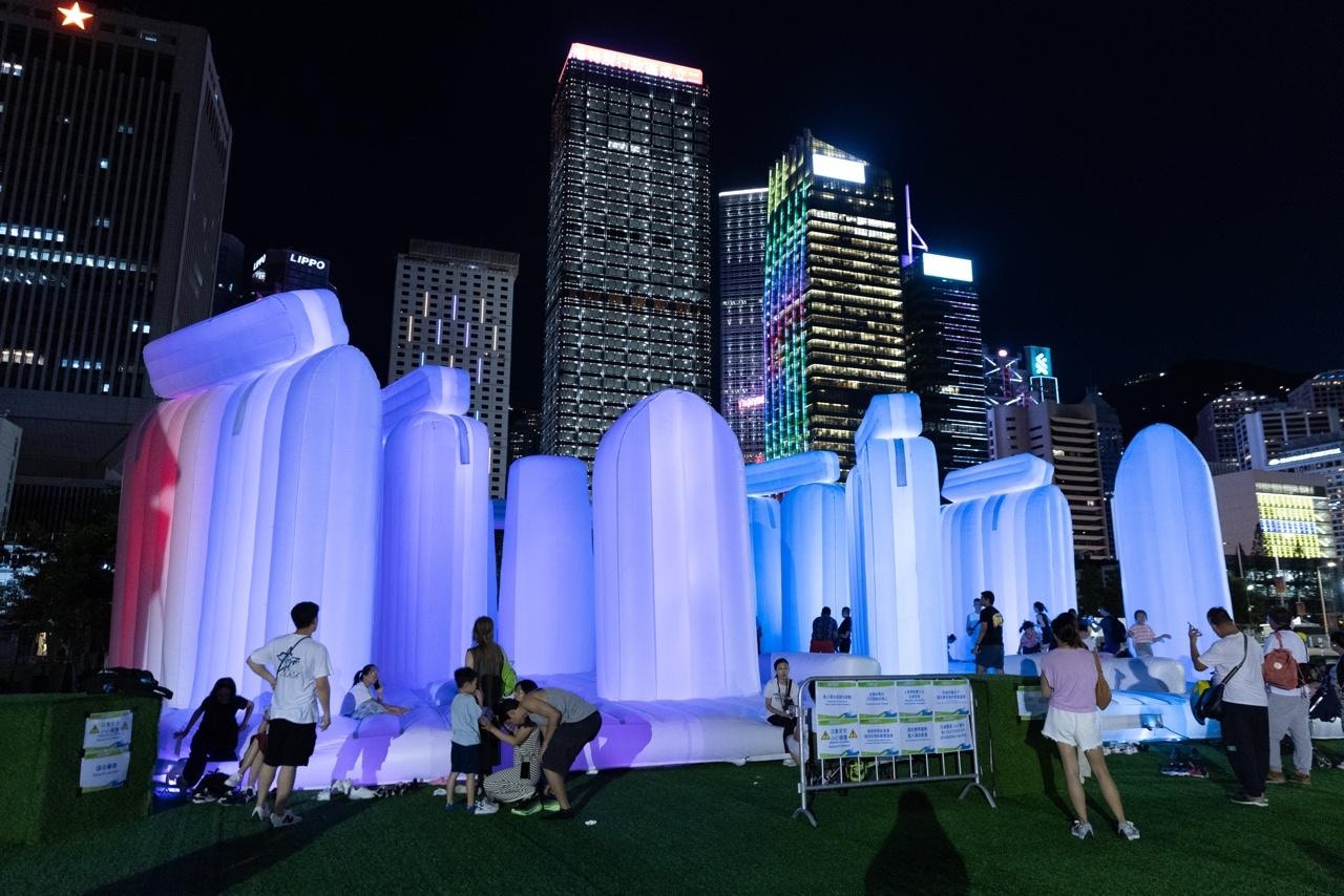 中環海濱7月5日舉行一連38天「SummerFest中環夏誌」戶外活動，場內設有五大以生成人工智能設計的巨型「充氣奇蹟」。（梁鵬威攝）