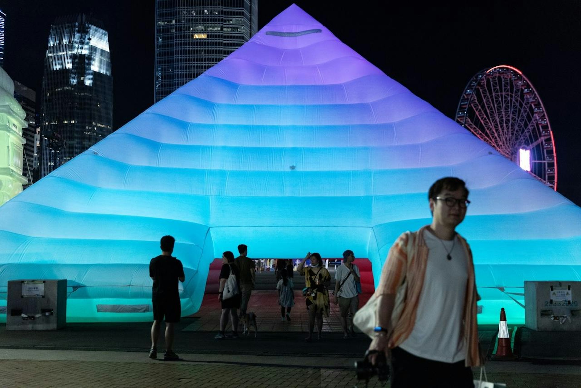 中環海濱7月5日舉行一連38天「SummerFest中環夏誌」戶外活動,場內設有五大以生成人工智能設計的巨型「充氣奇蹟」。(梁鵬威攝) 中環海濱7月5日舉行一連38天「SummerFest中環夏誌」戶外活動,場內設有五大以生成人工智能設計的巨型「充氣奇蹟」。(梁鵬威攝)