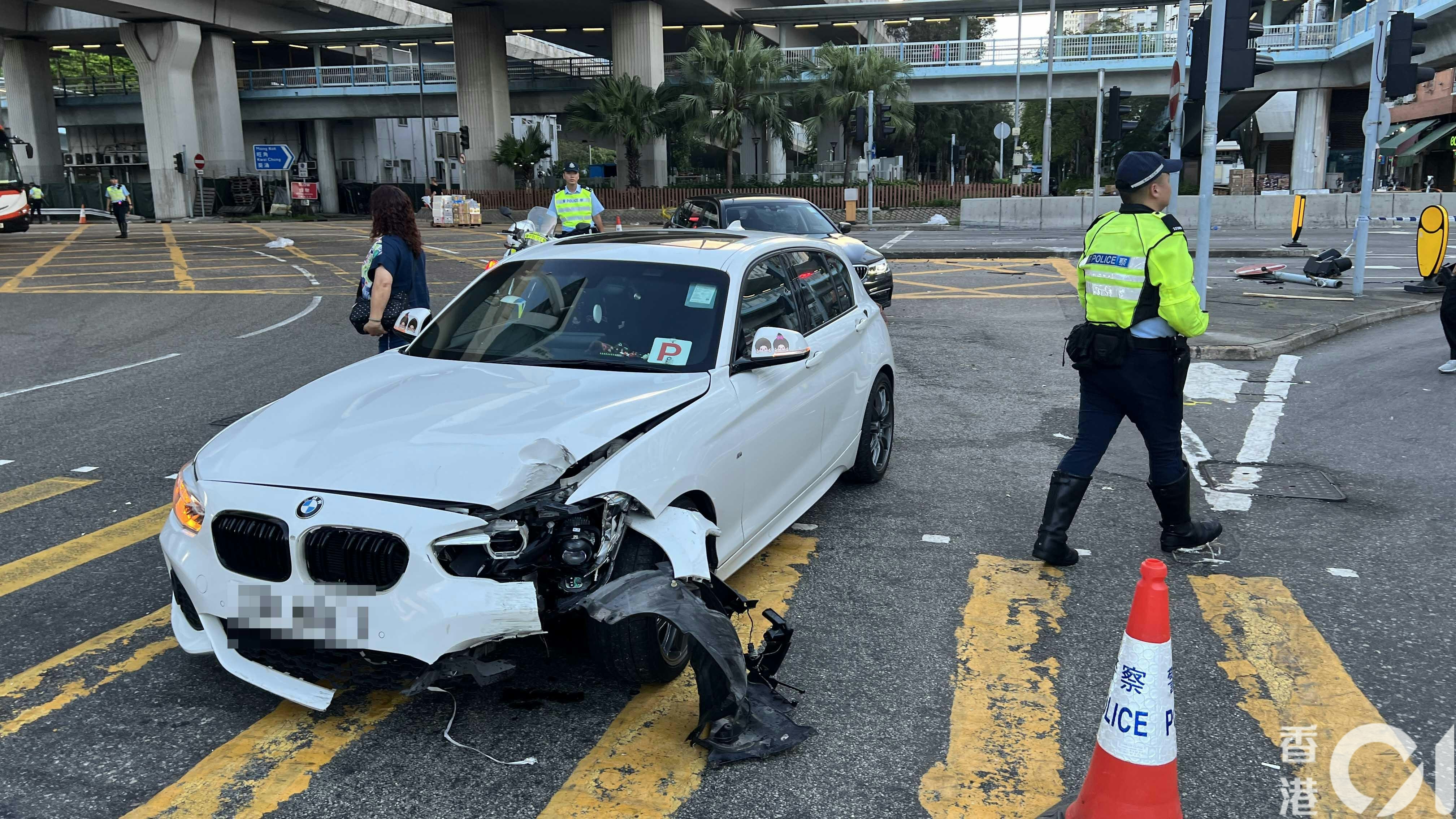 掛有「P牌」寶馬私家車事後左邊車頭損毀。（李家傑攝）