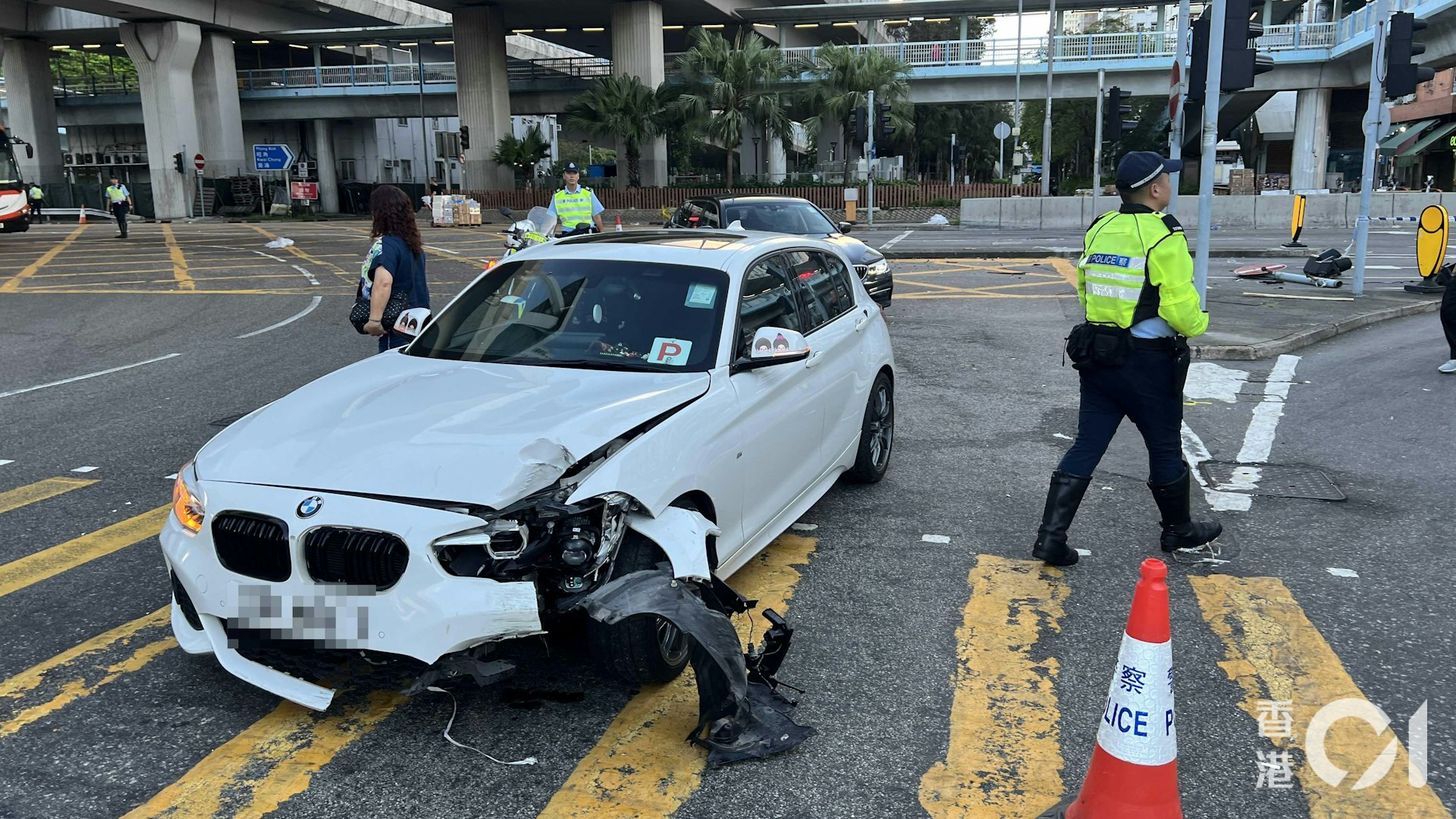 掛有「P牌」寶馬私家車事後左邊車頭損毀。(李家傑攝)