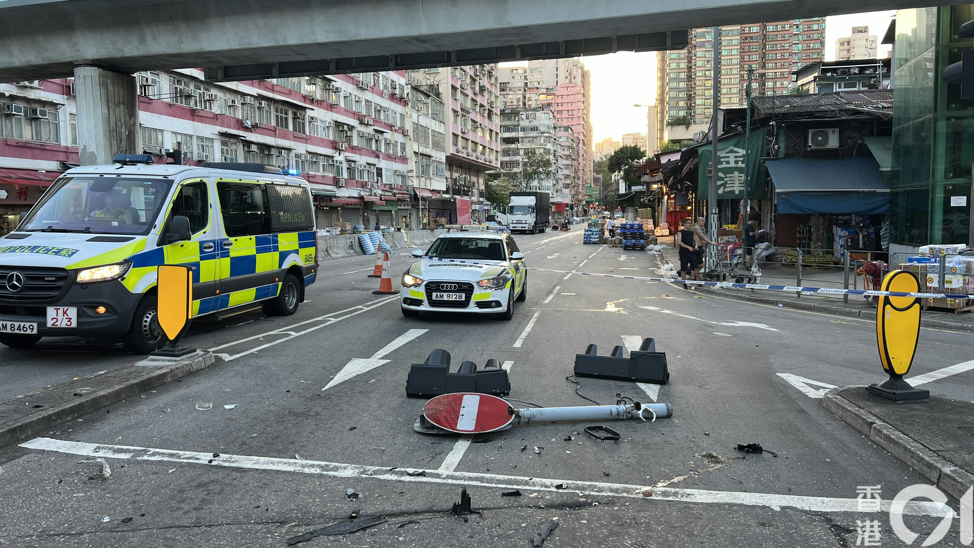 馬路一片狼藉，遺下路牌、安全島指示燈和交通燈。（李家傑攝）