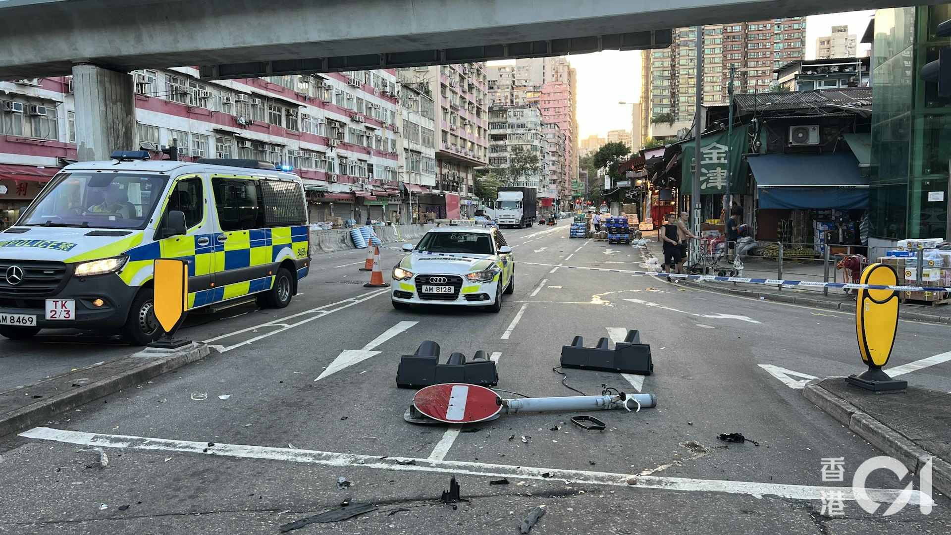 馬路一片狼藉,遺下路牌、安全島指示燈和交通燈。(李家傑攝)