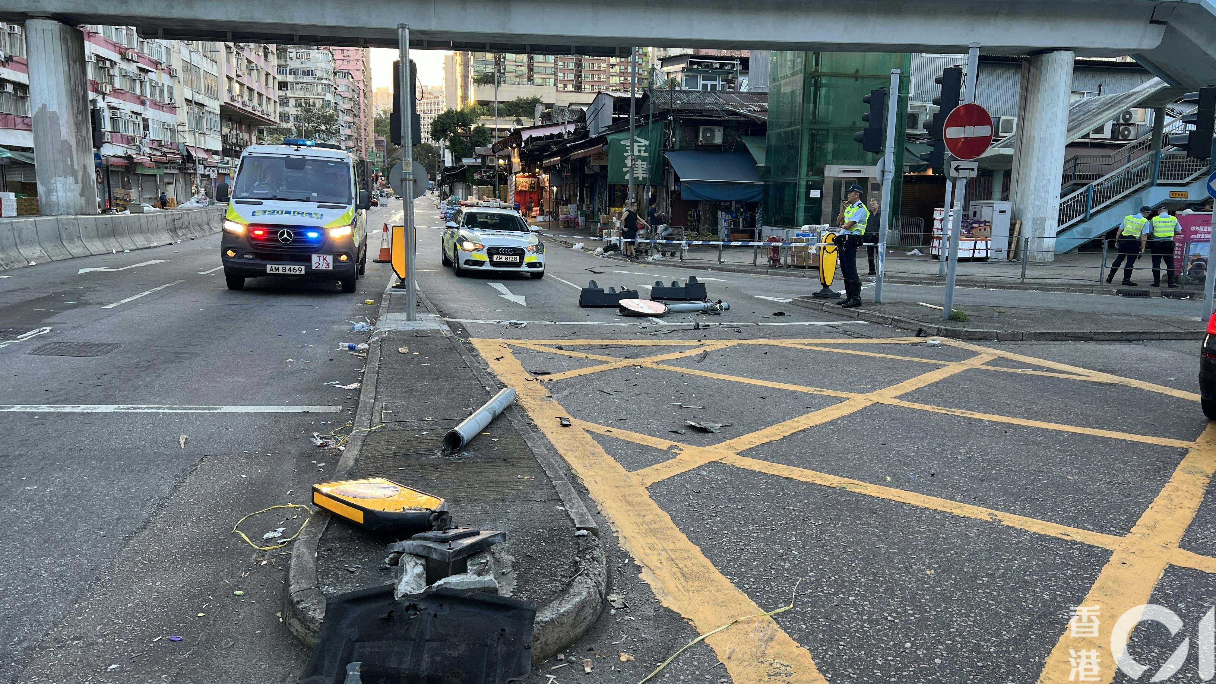 馬路一片狼藉，遺下路牌、安全島指示燈和交通燈。（李家傑攝）