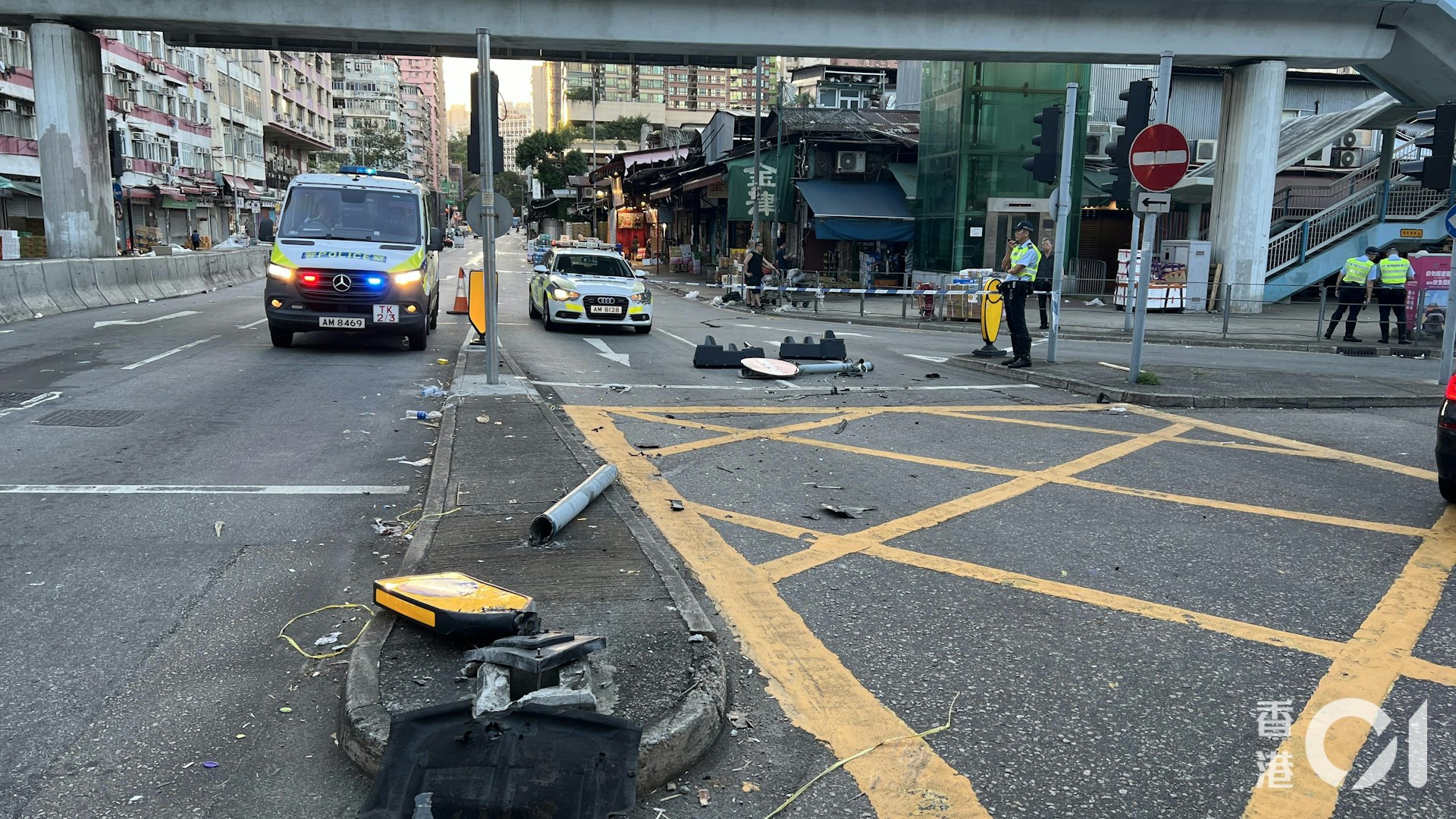 馬路一片狼藉,遺下路牌、安全島指示燈和交通燈。(李家傑攝)