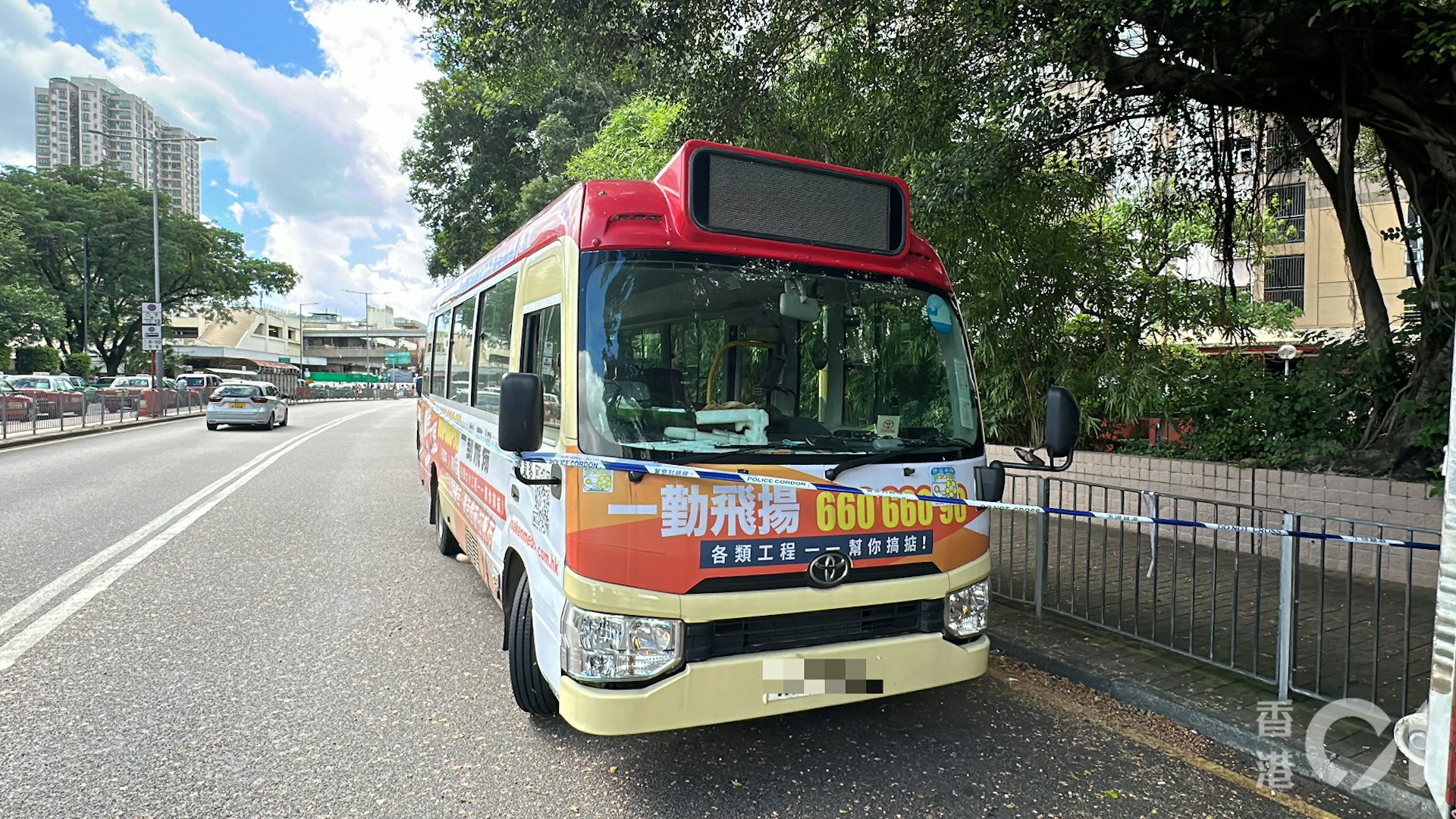一名紅VAN司機於旺角準備取車開工時,發現小巴不翼而飛,他翻查定位紀錄及攝影機發現有3名年輕男子將車駛走。(黃學潤攝) 一名紅VAN司機於旺角準備取車開工時,發現小巴不翼而飛,他翻查定位紀錄及攝影機發現有3名年輕男子將車駛走。(黃學潤攝)