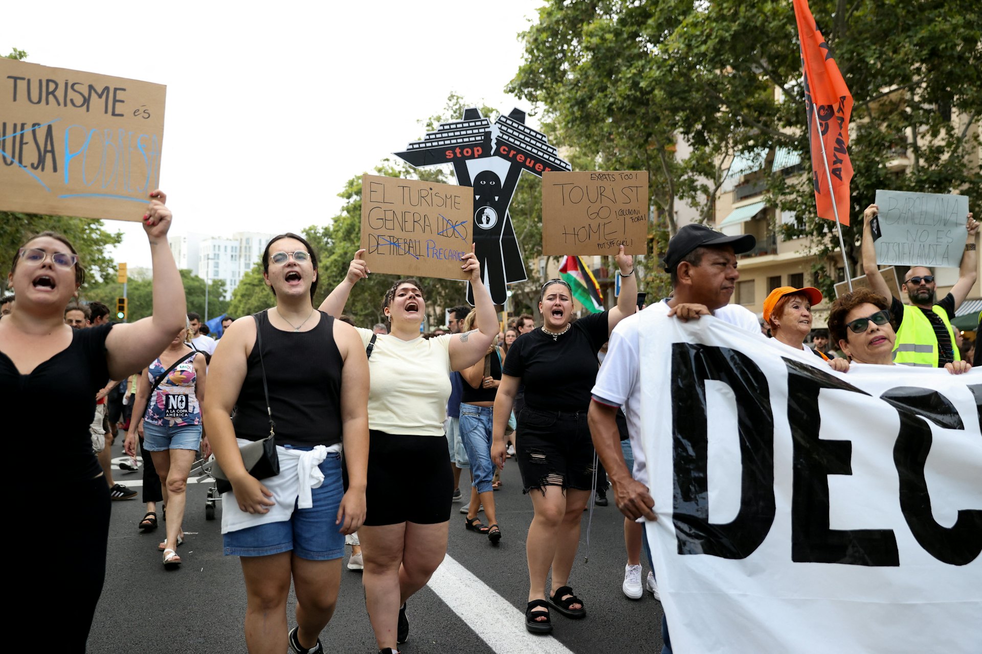 2024年7月6日,西班牙巴塞羅那(Barcelona)大批示威者上街抗議當地「過度旅遊」的問題。(Reuters) 2024年7月6日,西班牙巴塞羅那(Barcelona)大批示威者上街抗議當地「過度旅遊」的問題。(Reuters)